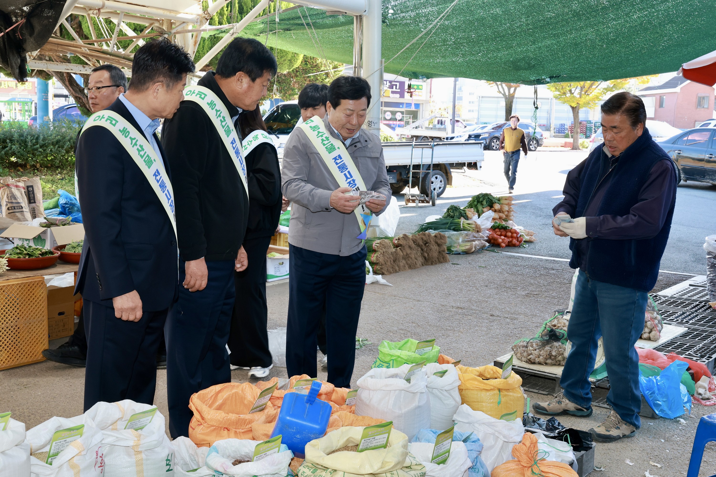 25년11월10일 농수산위원회 전통시장 장보기 캠페인 - 0487