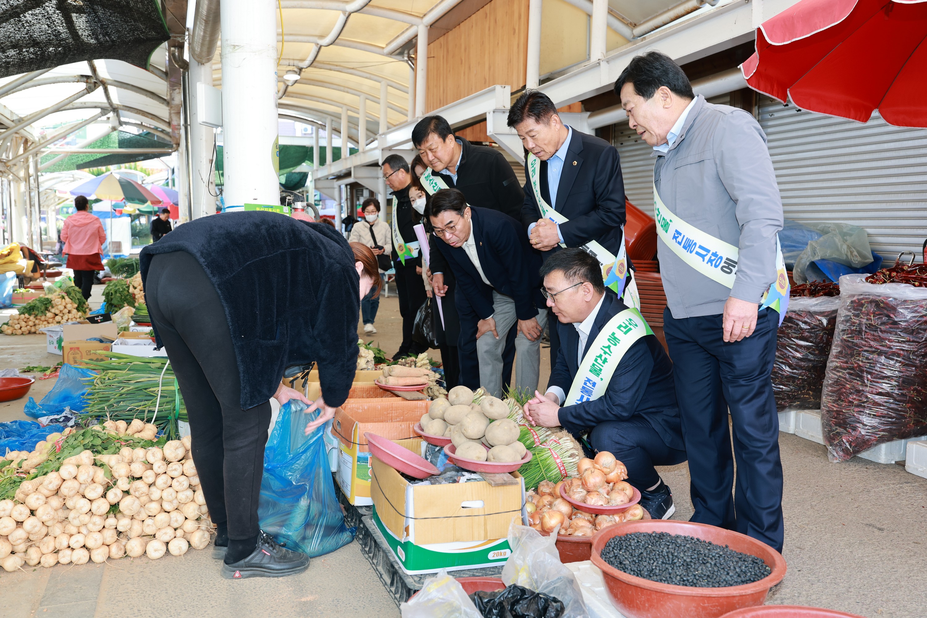 25년11월10일 농수산위원회 전통시장 장보기 캠페인 - 0394