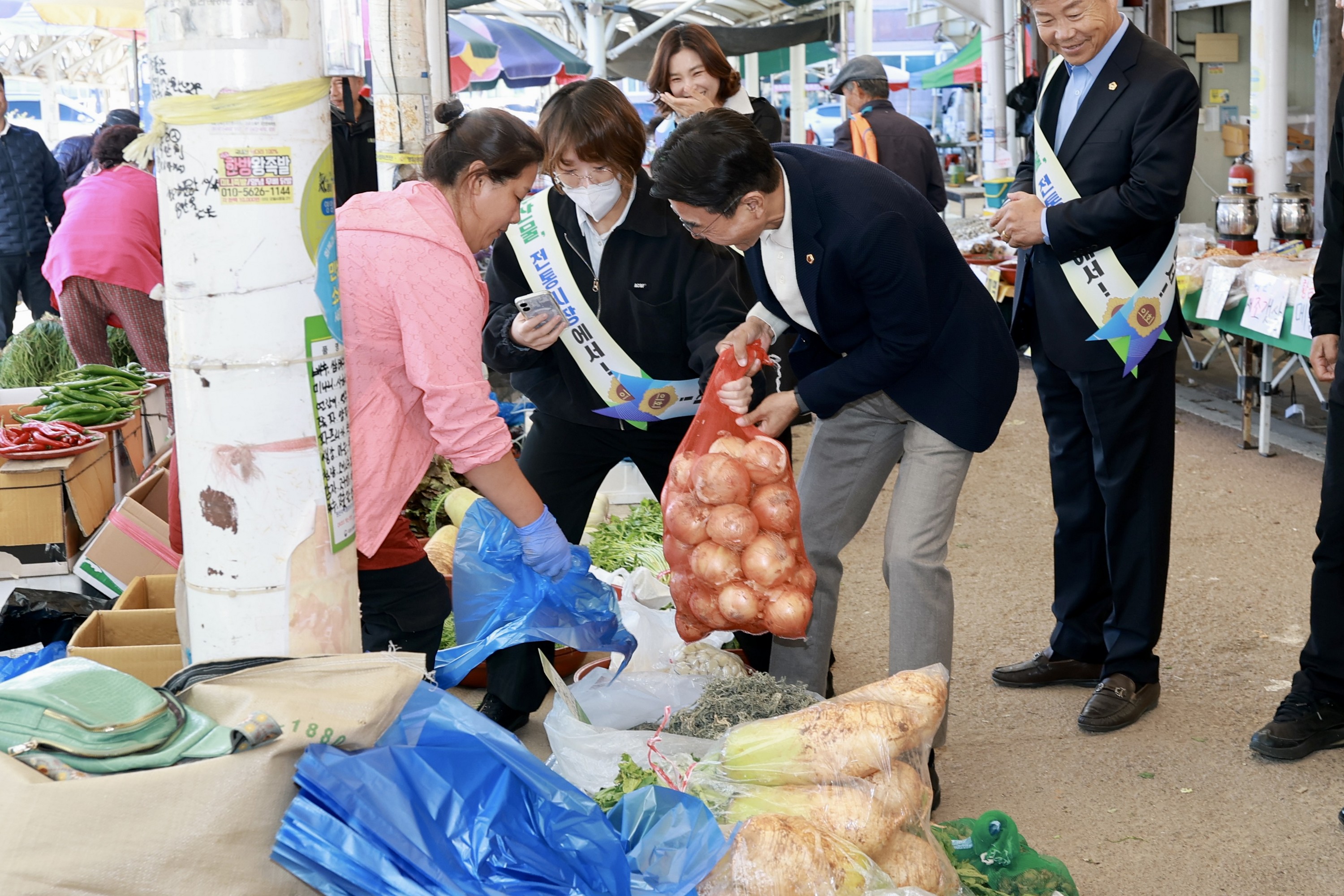 25년11월10일 농수산위원회 전통시장 장보기 캠페인 - 0364