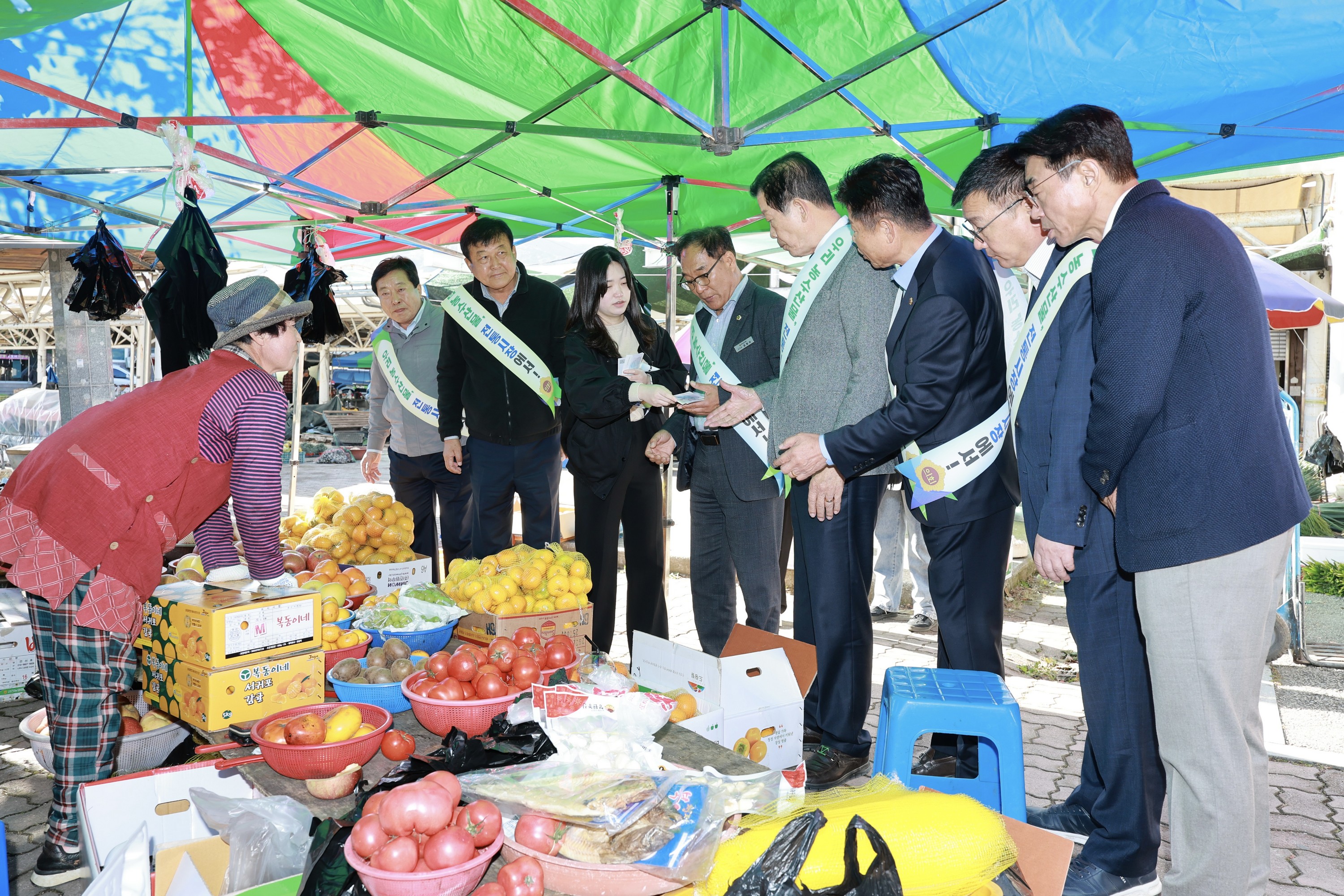 25년11월10일 농수산위원회 전통시장 장보기 캠페인 - 0585