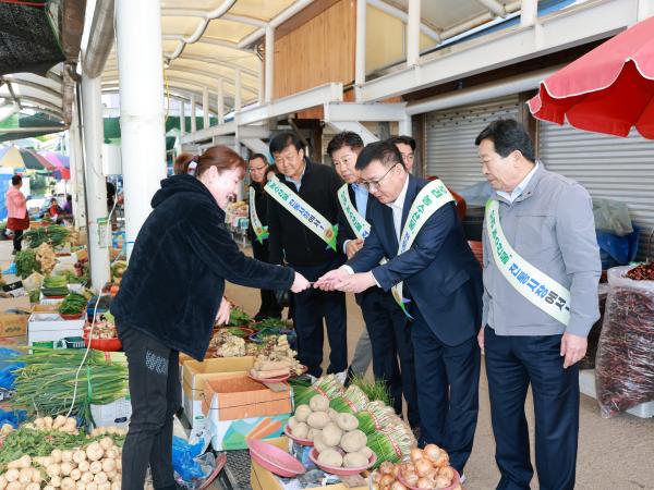 25년11월10일 농수산위원회 전통시장 장보기 캠페인 - 041 5