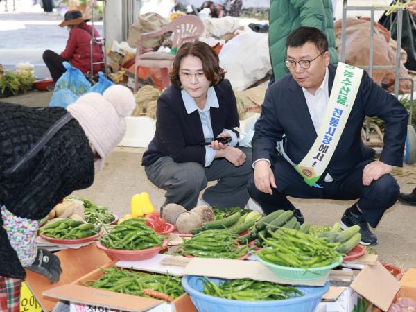 25년11월10일 농수산위원회 전통시장 장보기 캠페인 - 054 3