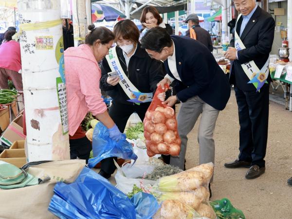 25년11월10일 농수산위원회 전통시장 장보기 캠페인 - 036 4