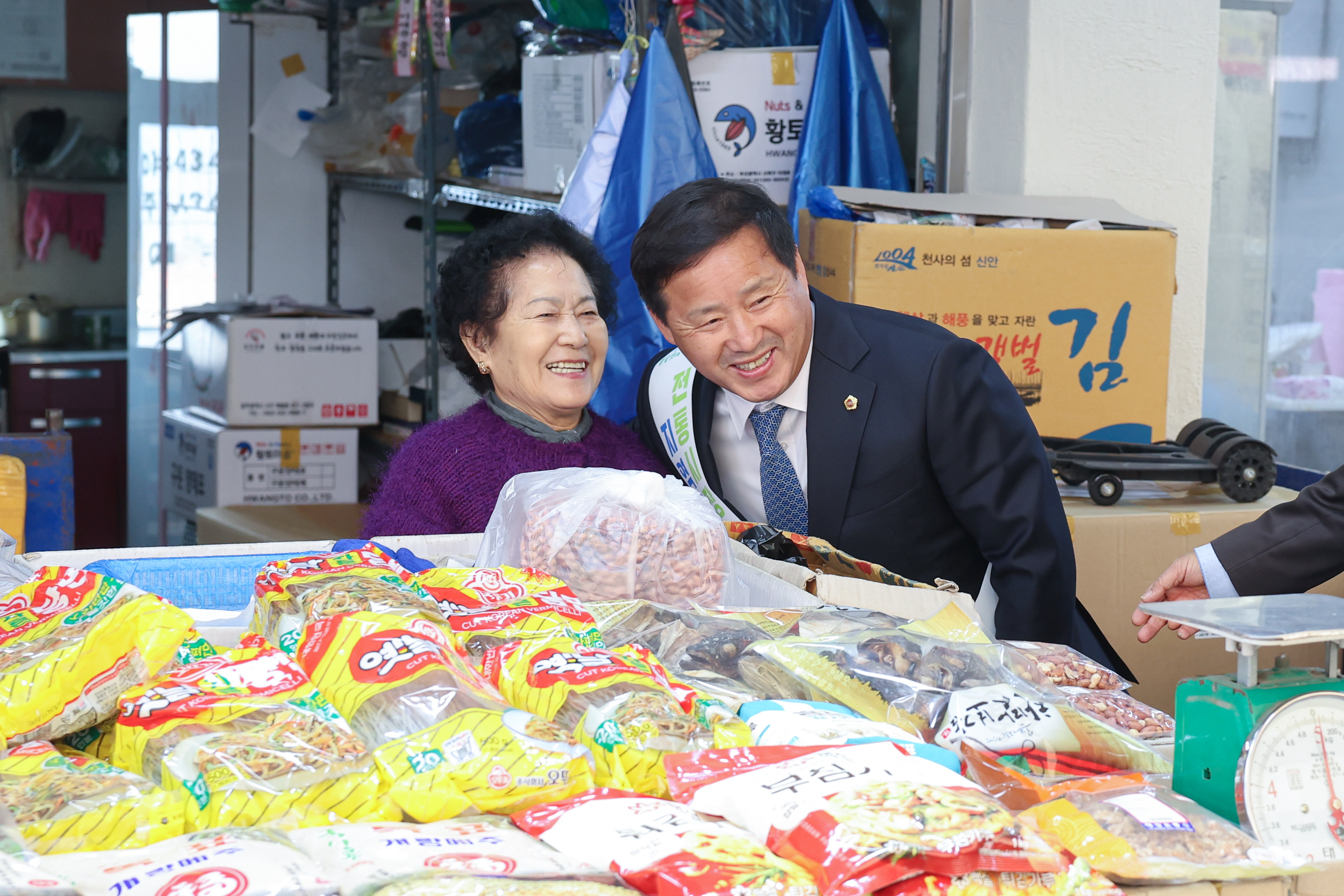 보건복지환경위원회 전통시장 장보기 캠페인 첨부이미지 : 25년11월06일 보건복지환경위원회 전통시장 장보기 캠페인 (11).jpg