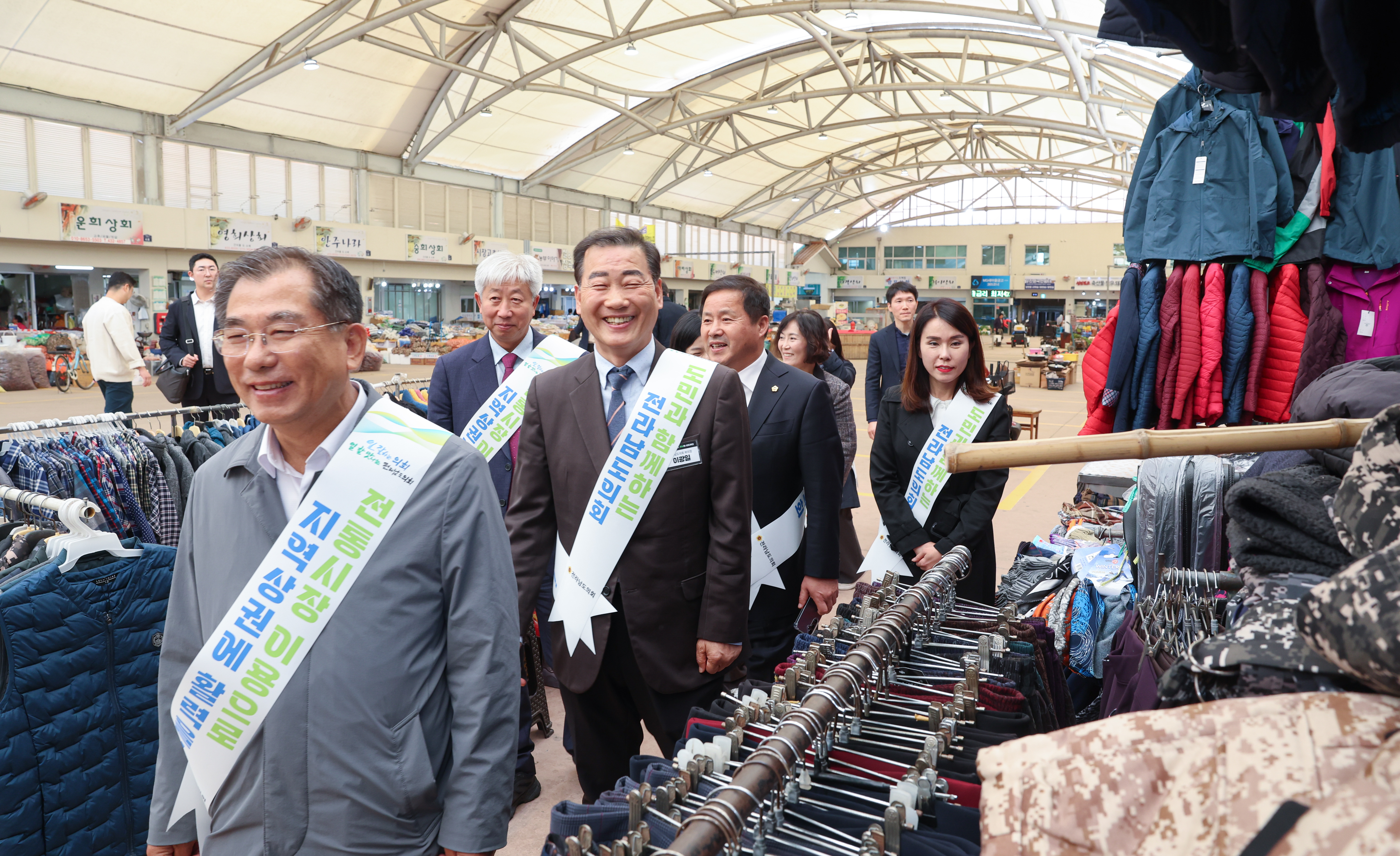 25년11월06일 보건복지환경위원회 전통시장 장보기 캠페인 (5)5