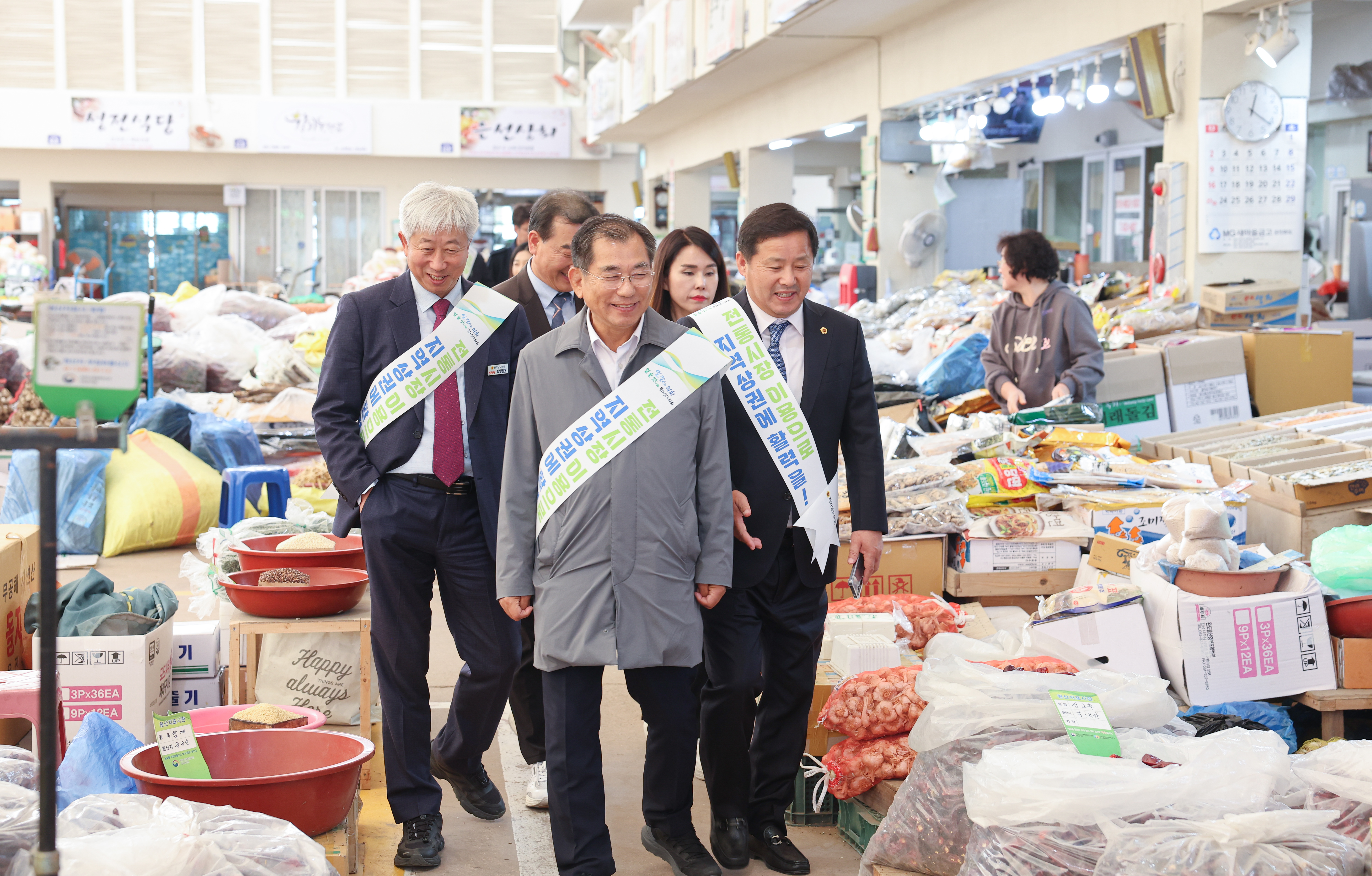 보건복지환경위원회 전통시장 장보기 캠페인 첨부이미지 : 25년11월06일 보건복지환경위원회 전통시장 장보기 캠페인 (9).jpg