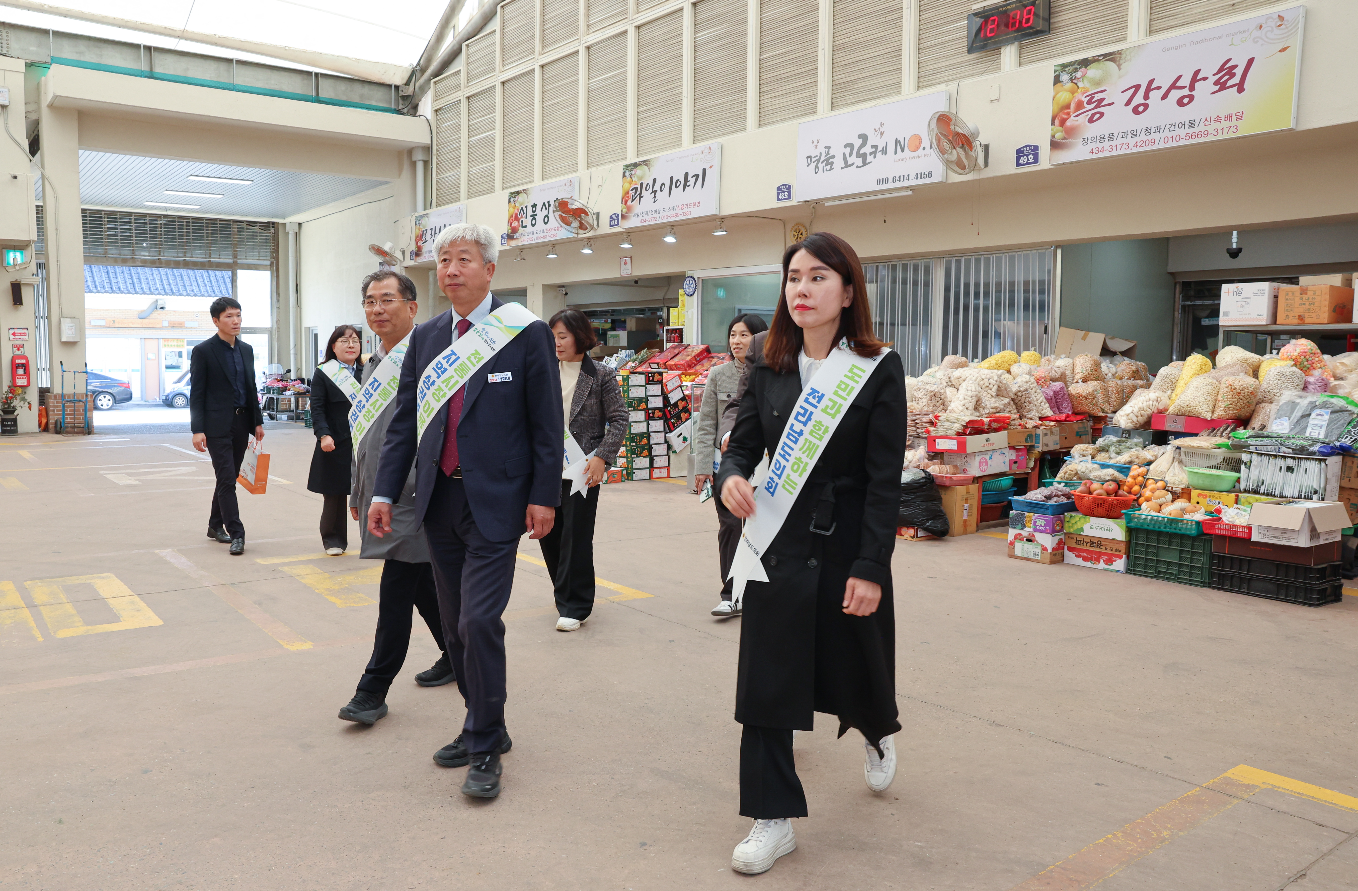 25년11월06일 보건복지환경위원회 전통시장 장보기 캠페인 (7)7