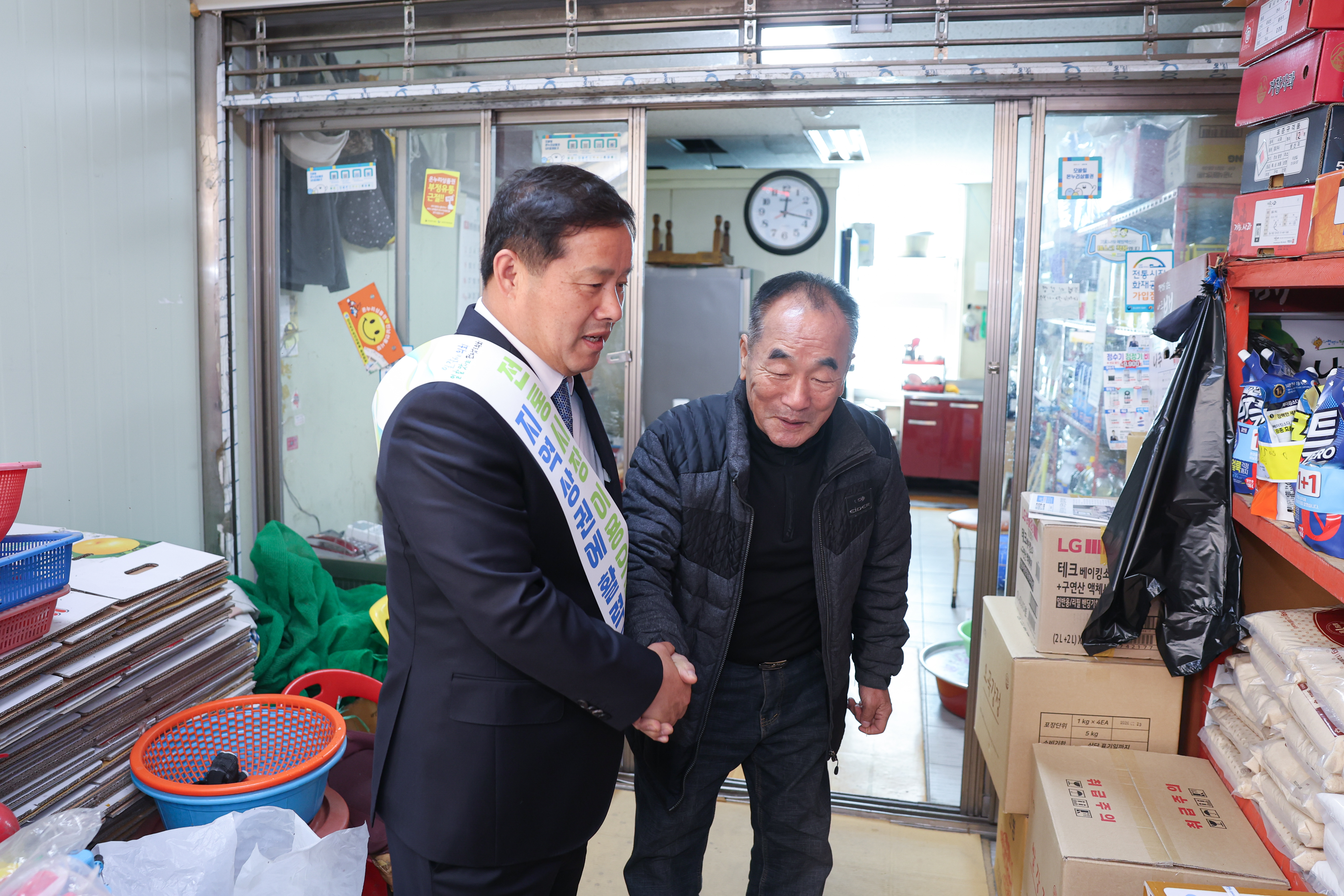 보건복지환경위원회 전통시장 장보기 캠페인 첨부이미지 : 25년11월06일 보건복지환경위원회 전통시장 장보기 캠페인 (6).jpg