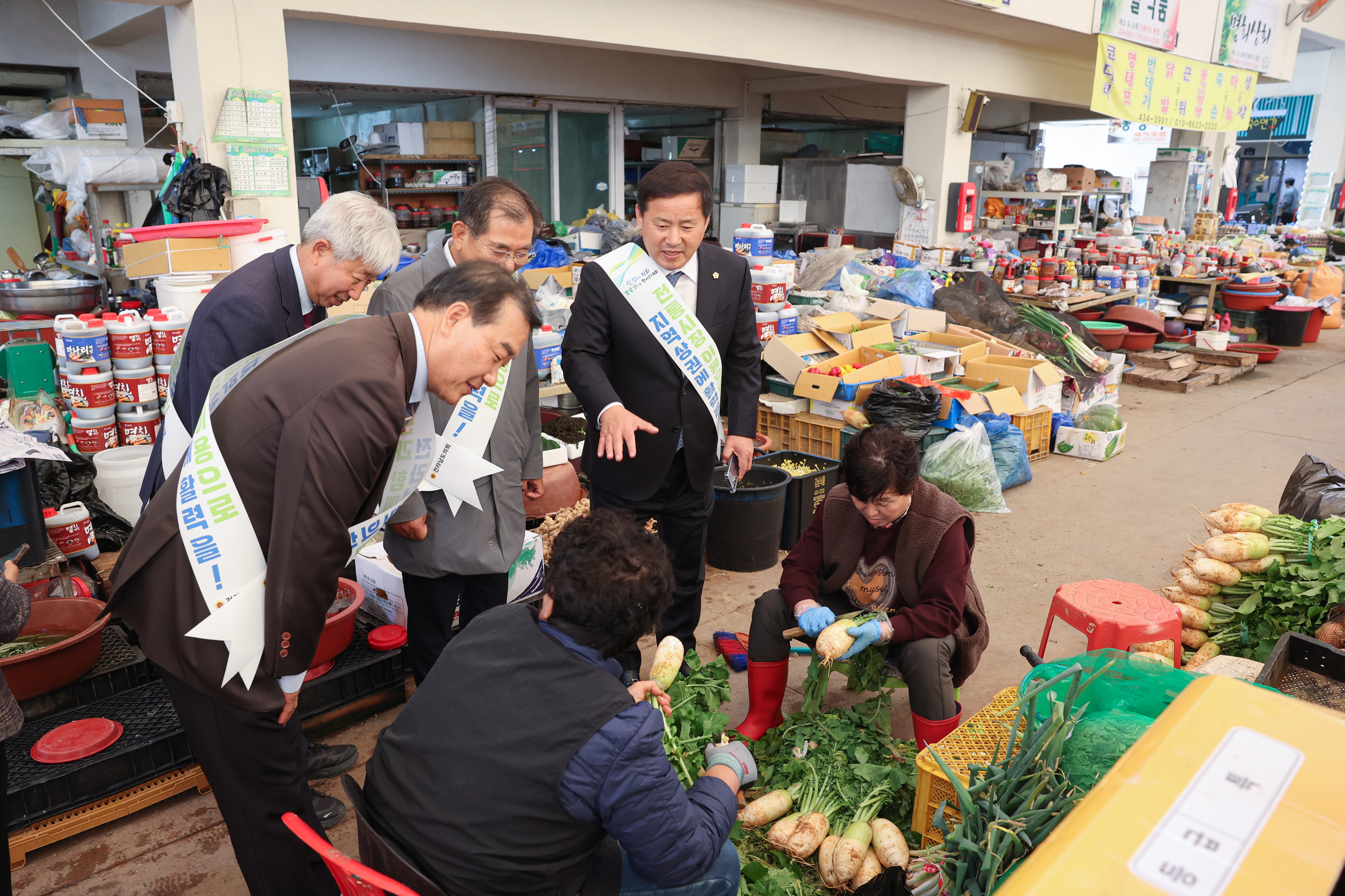 25년11월06일 보건복지환경위원회 전통시장 장보기 캠페인 (12)3