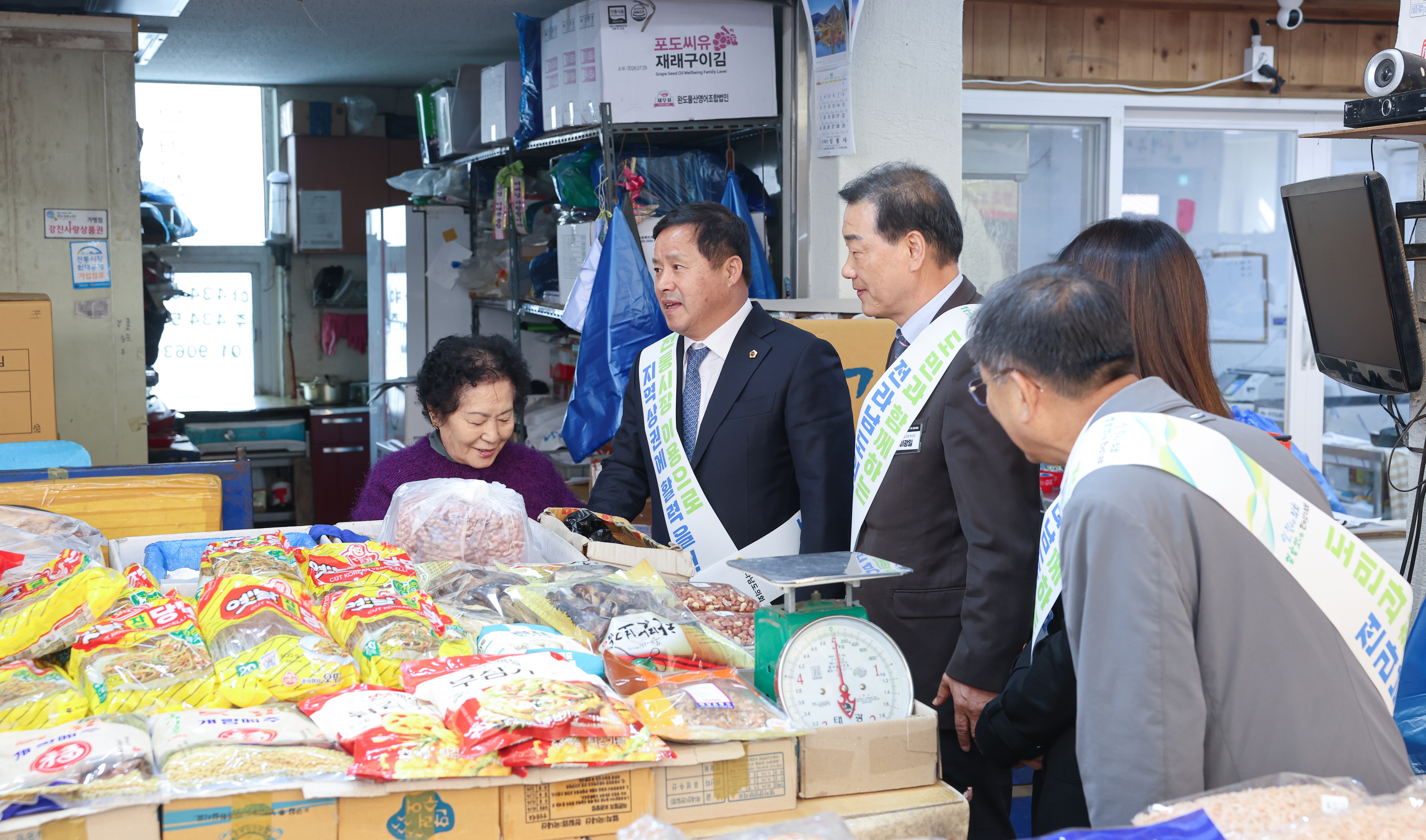 25년11월06일 보건복지환경위원회 전통시장 장보기 캠페인 (10)2