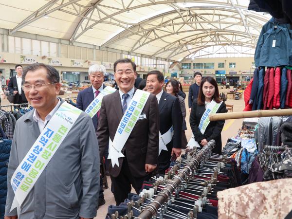 보건복지환경위원회 전통시장 장보기 캠페인 첨부이미지 : 25년11월06일 보건복지환경위원회 전통시장 장보기 캠페인 (5).jpg