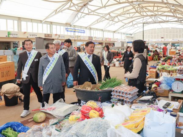 보건복지환경위원회 전통시장 장보기 캠페인 첨부이미지 : 25년11월06일 보건복지환경위원회 전통시장 장보기 캠페인 (13).jpg