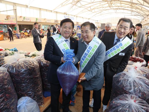 25년11월06일 보건복지환경위원회 전통시장 장보기 캠페인 (15) 5