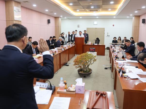 25년11월06일 제395회 제2차 정례회 보건복지환경위윈회 행정사무감사 등 회의 (강진의료원) (3) 3