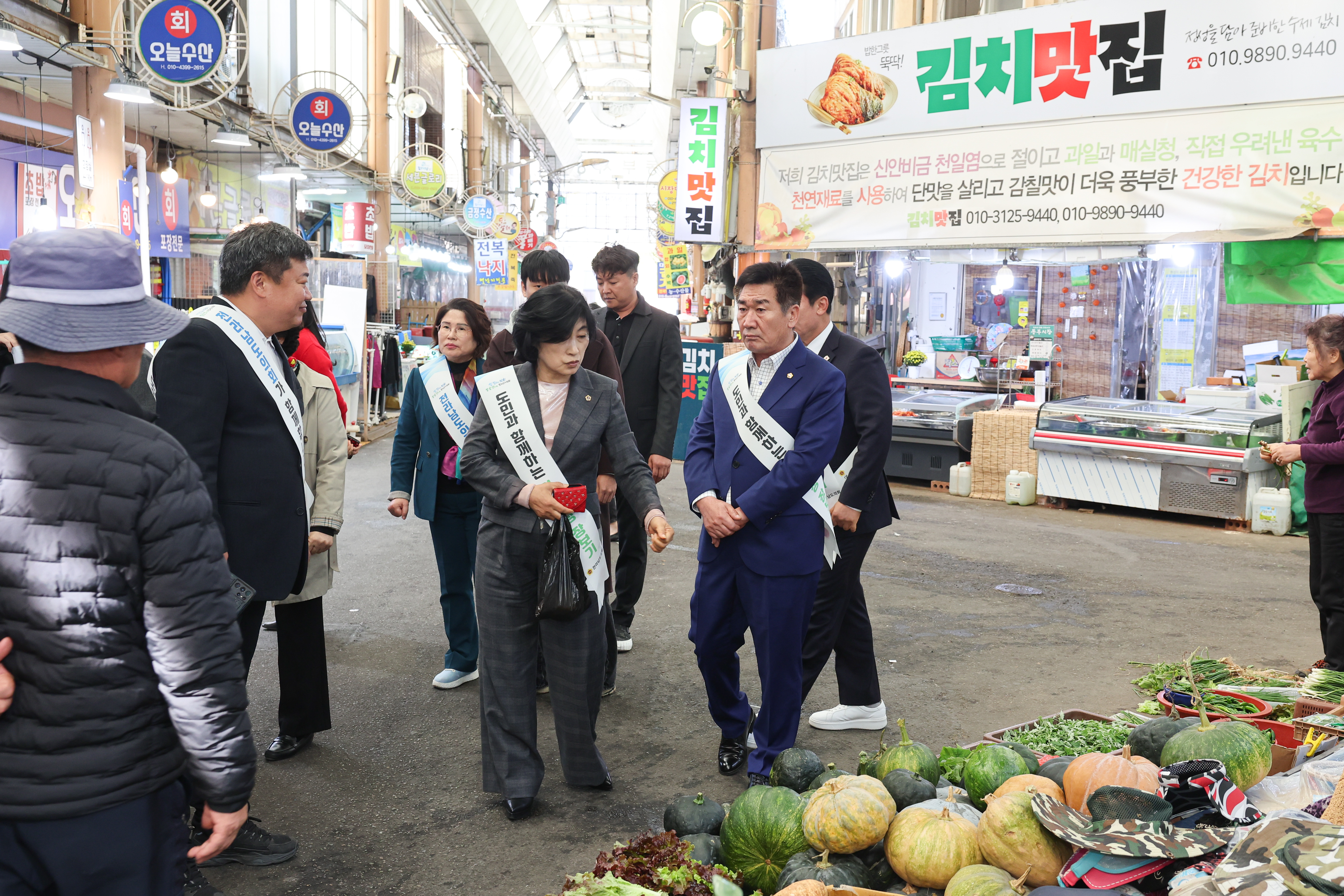 기획행정위원회 전통시장 장보기 캠페인 첨부이미지 : 25년11월04일 기획행정위원회 전통시장 장보기 캠페인 (13).jpg