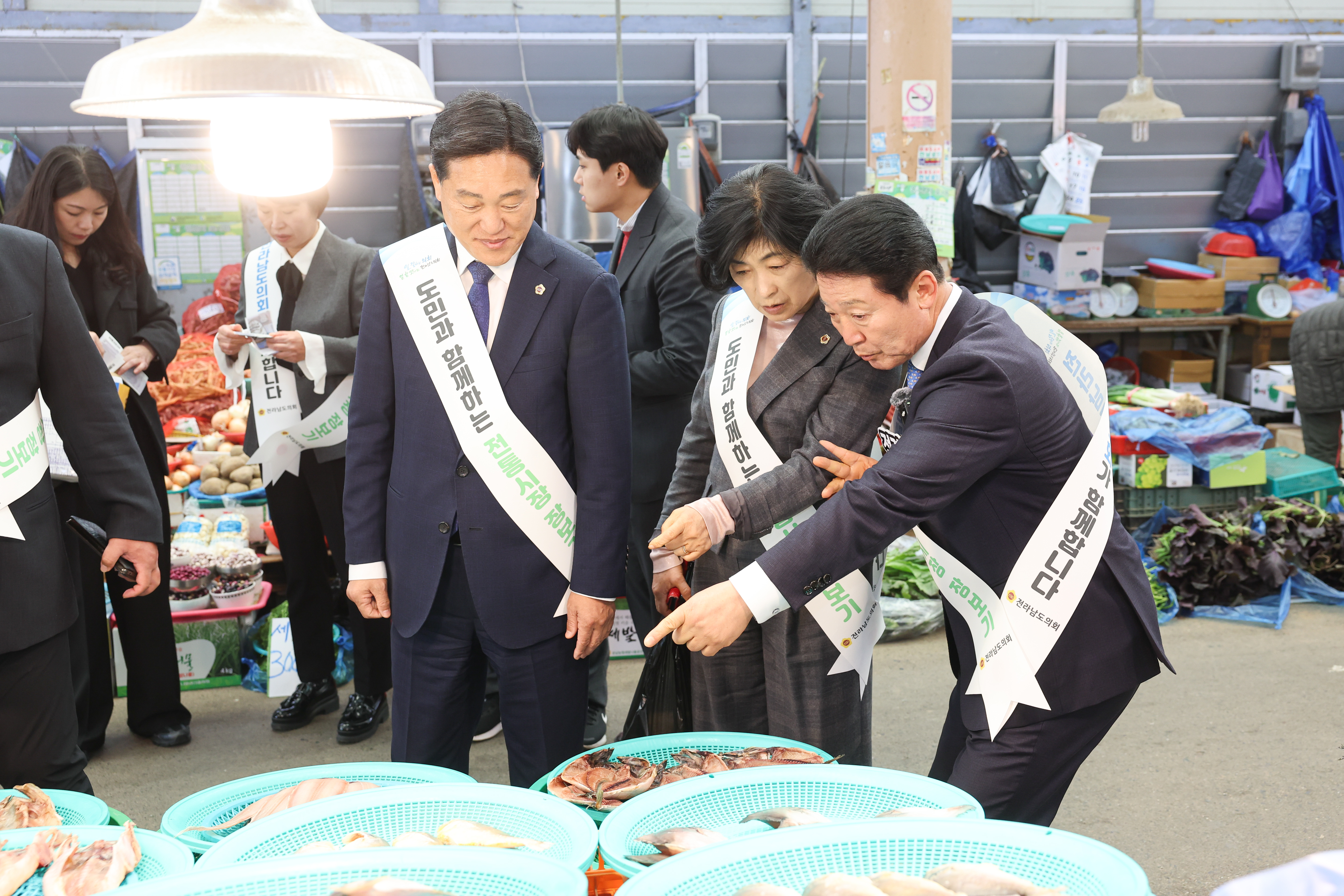 25년11월04일 기획행정위원회 전통시장 장보기 캠페인 (19)5