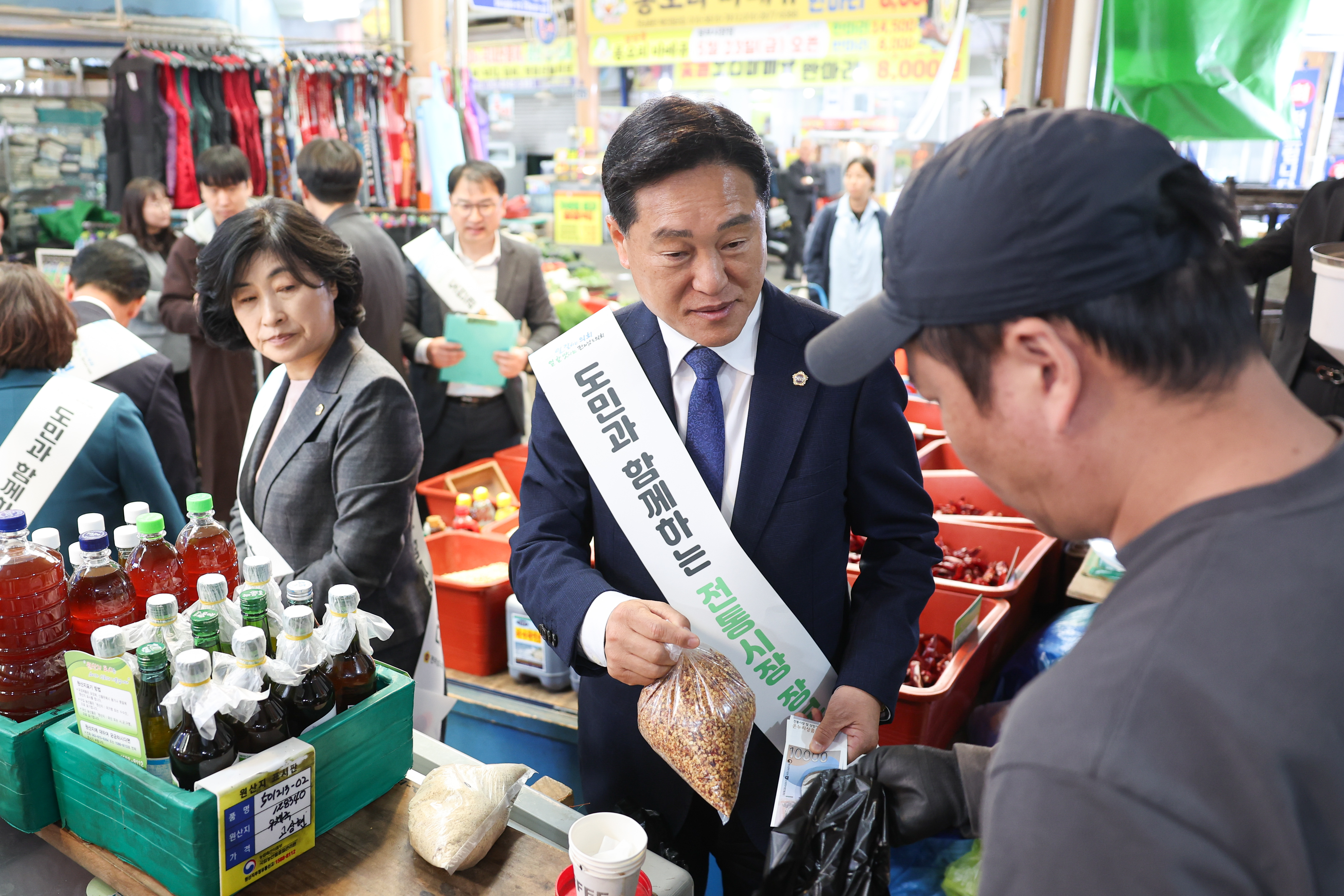 25년11월04일 기획행정위원회 전통시장 장보기 캠페인 (5)2