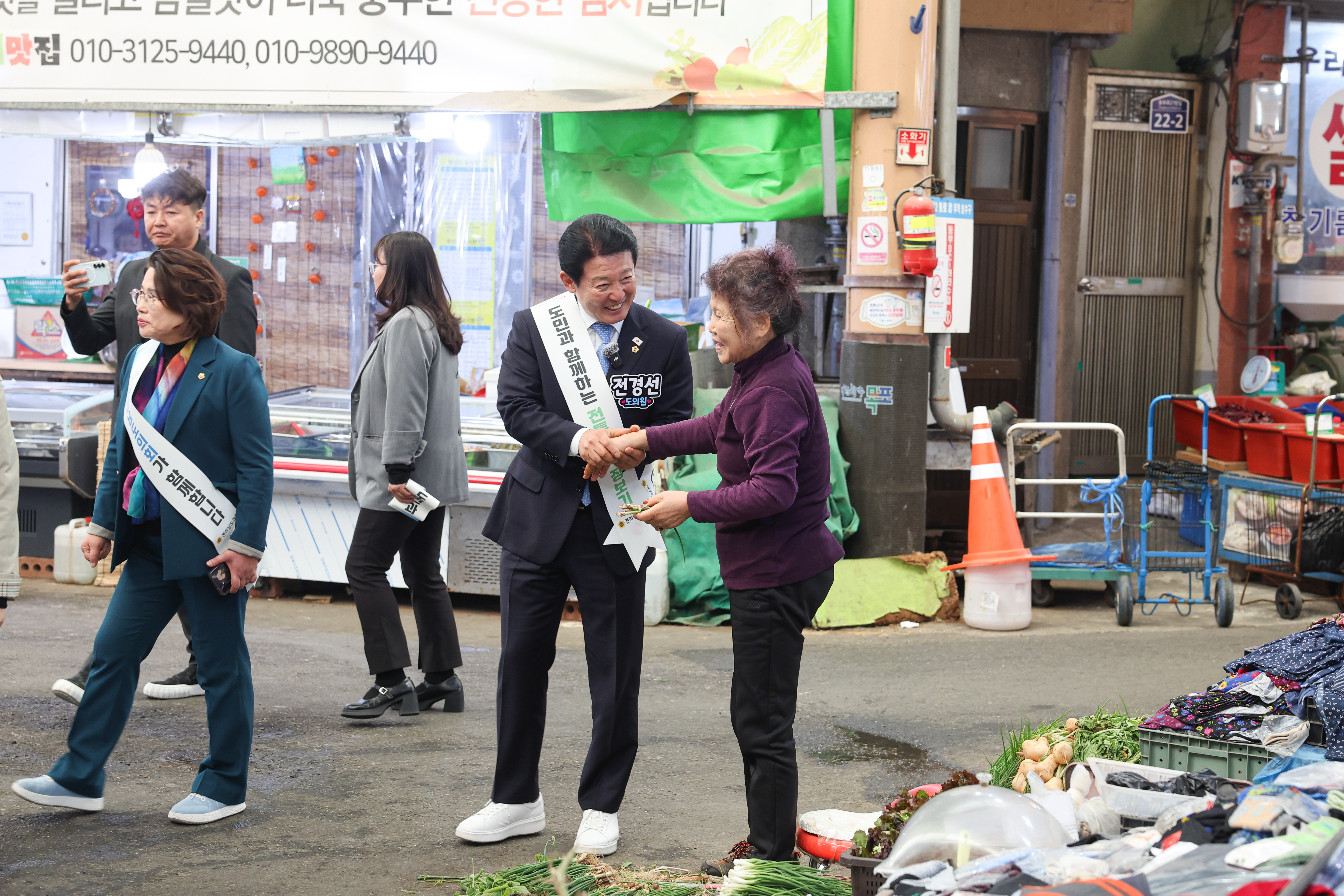 25년11월04일 기획행정위원회 전통시장 장보기 캠페인 (12)4