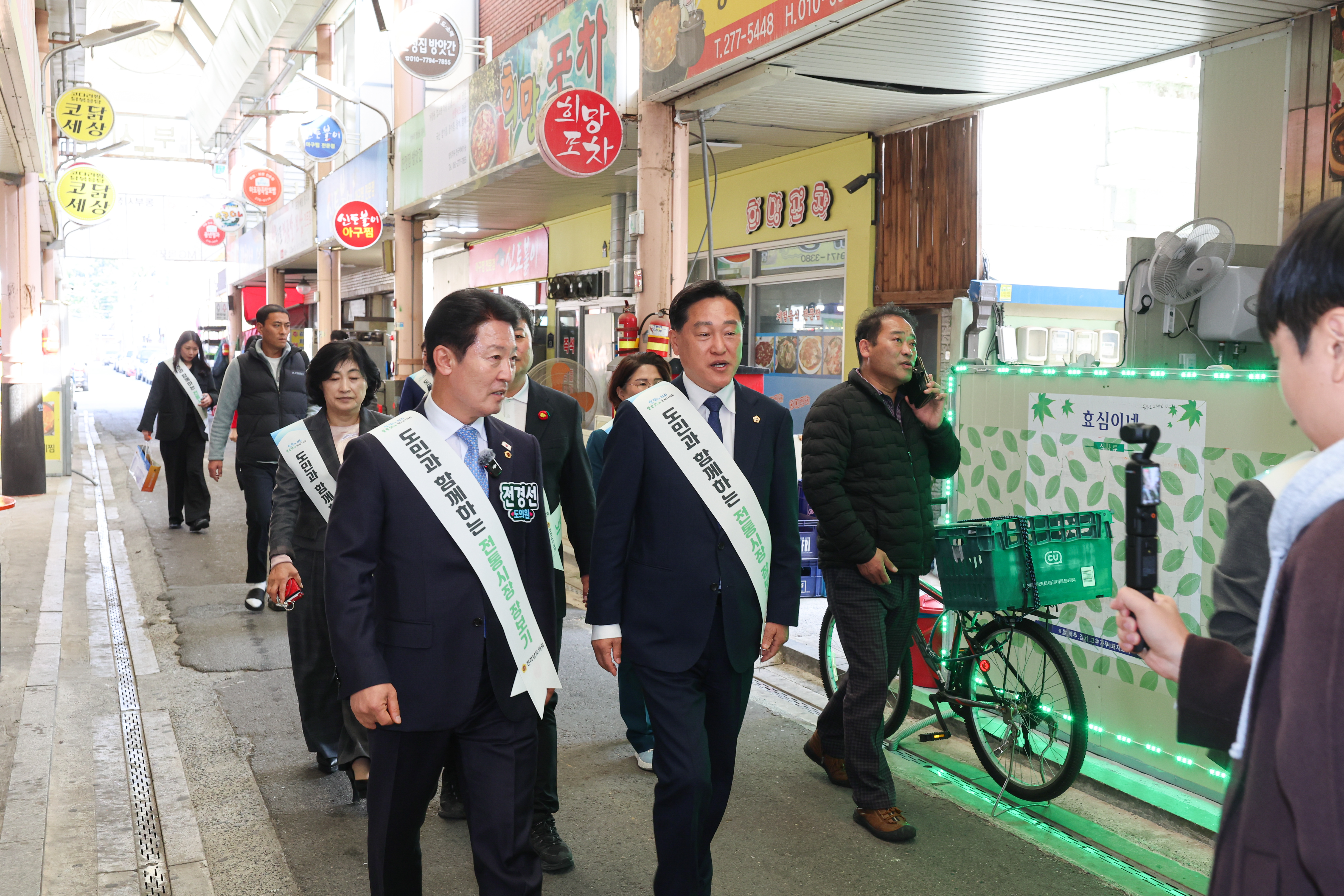 25년11월04일 기획행정위원회 전통시장 장보기 캠페인 (2)8