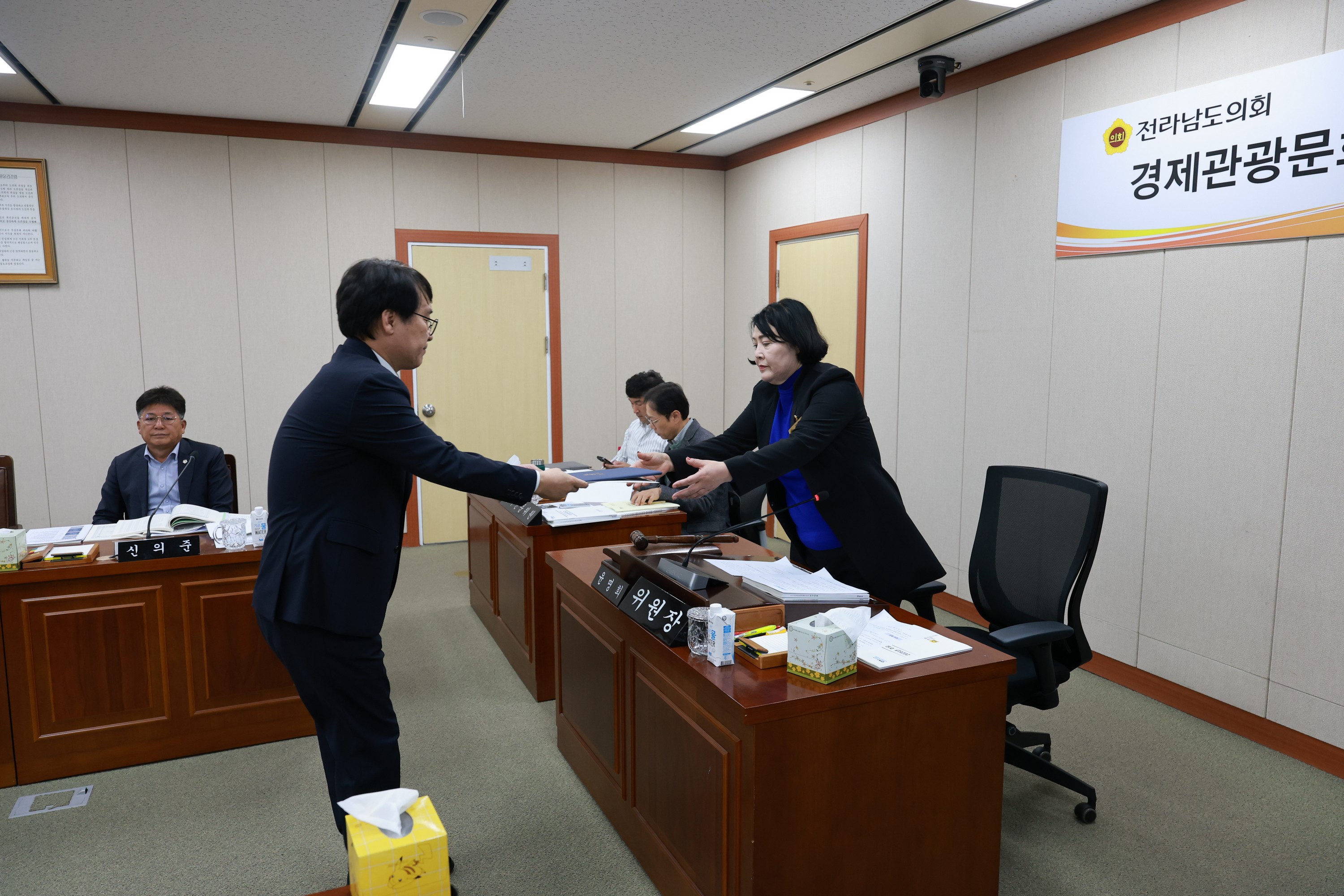 제395회 제2차 정례회 경제관광문화위원회 행정사무감사 첨부이미지 : 25년11월04일 제395회 제2차 정례회 경제관광문화위원회 행정사무감사 - 041.jpg