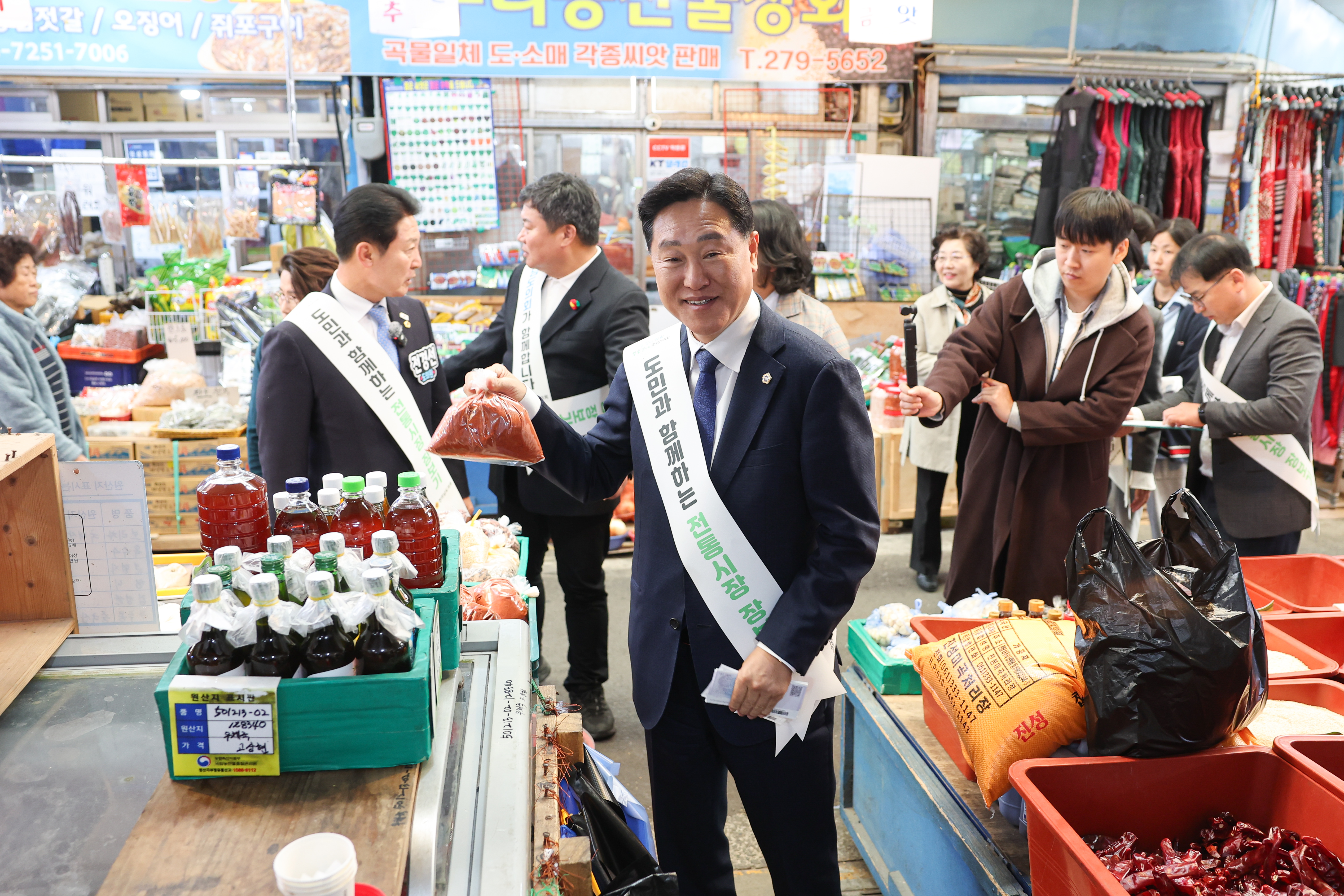 25년11월04일 기획행정위원회 전통시장 장보기 캠페인 (4)3