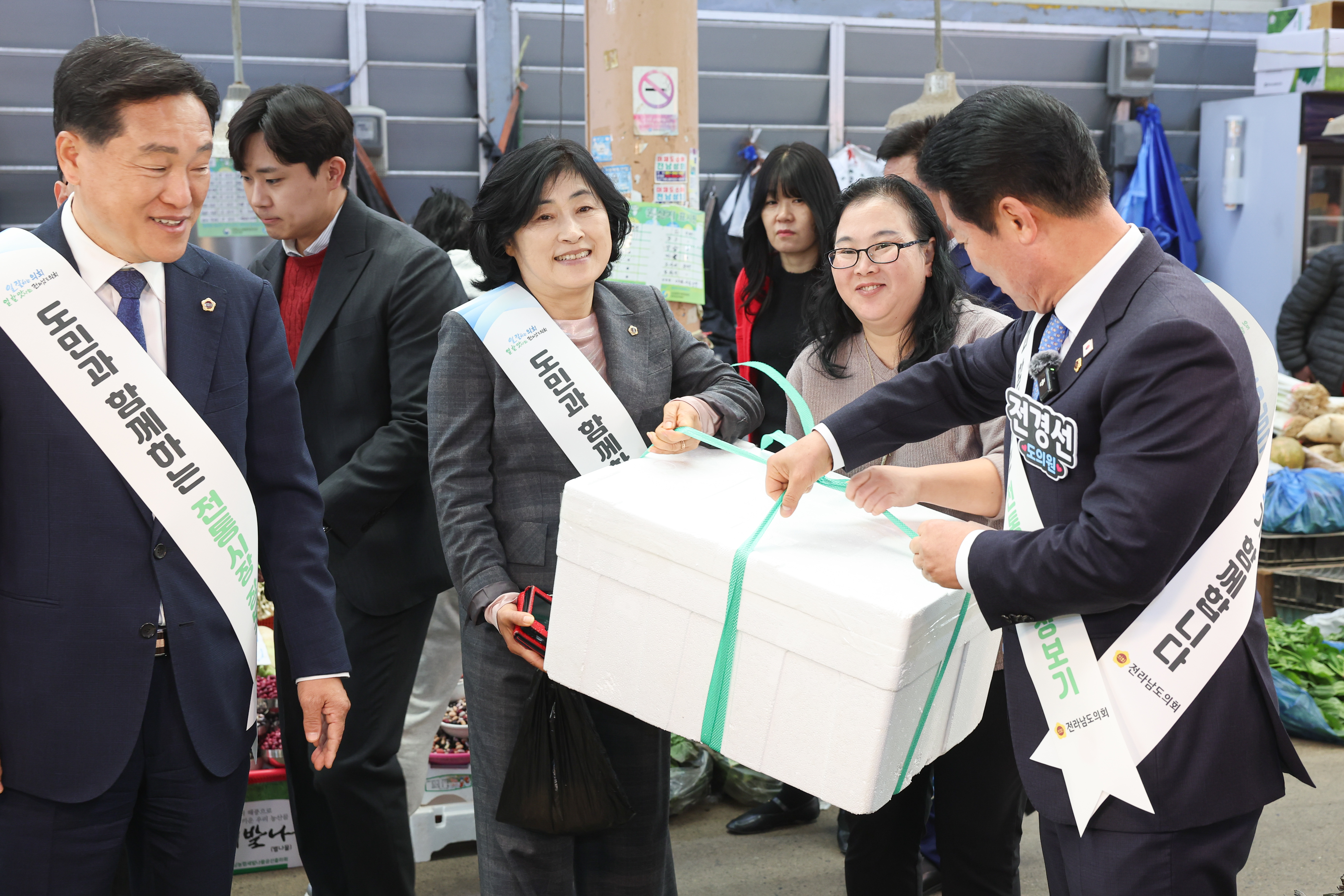 25년11월04일 기획행정위원회 전통시장 장보기 캠페인 (20)4