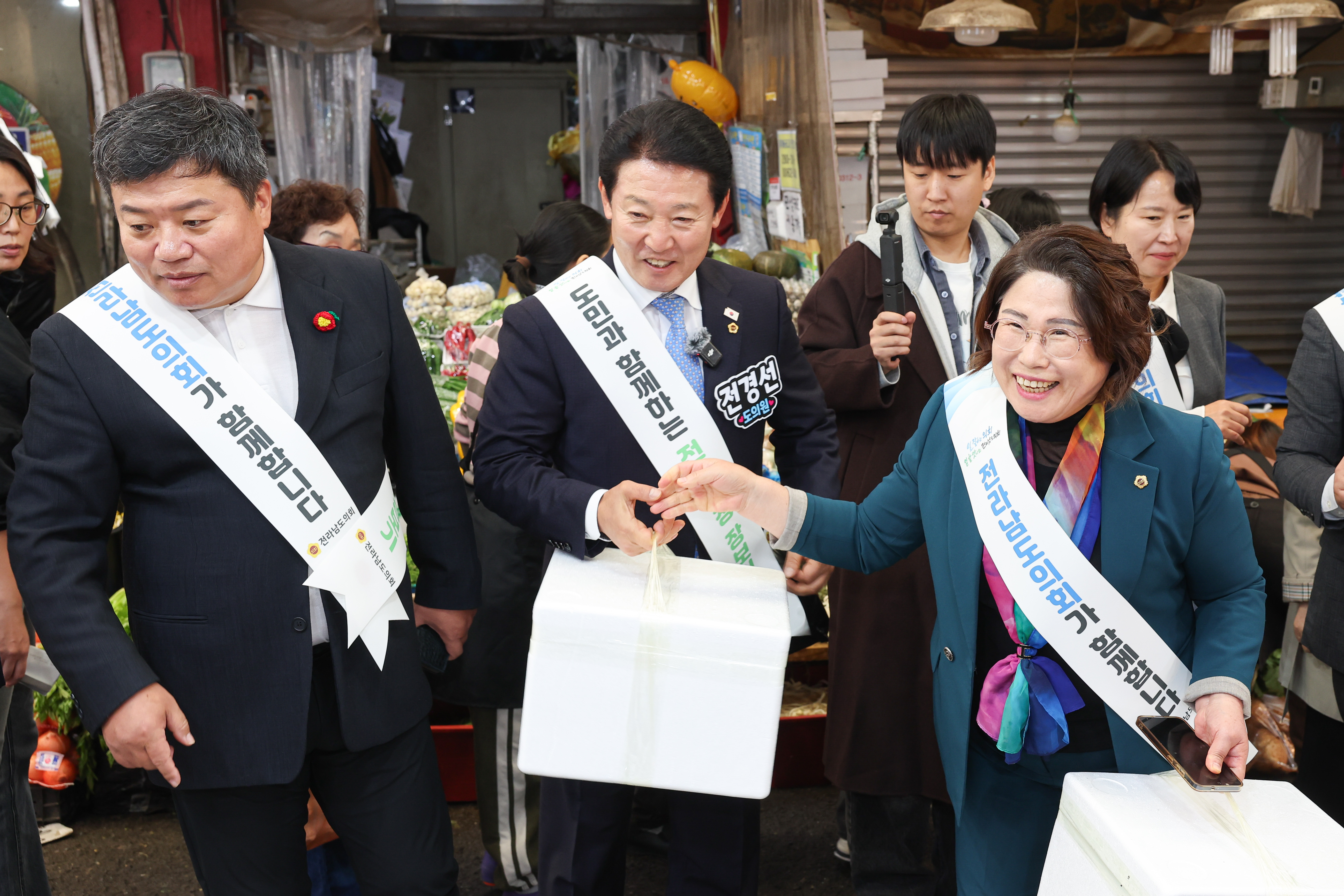 25년11월04일 기획행정위원회 전통시장 장보기 캠페인 (17)2