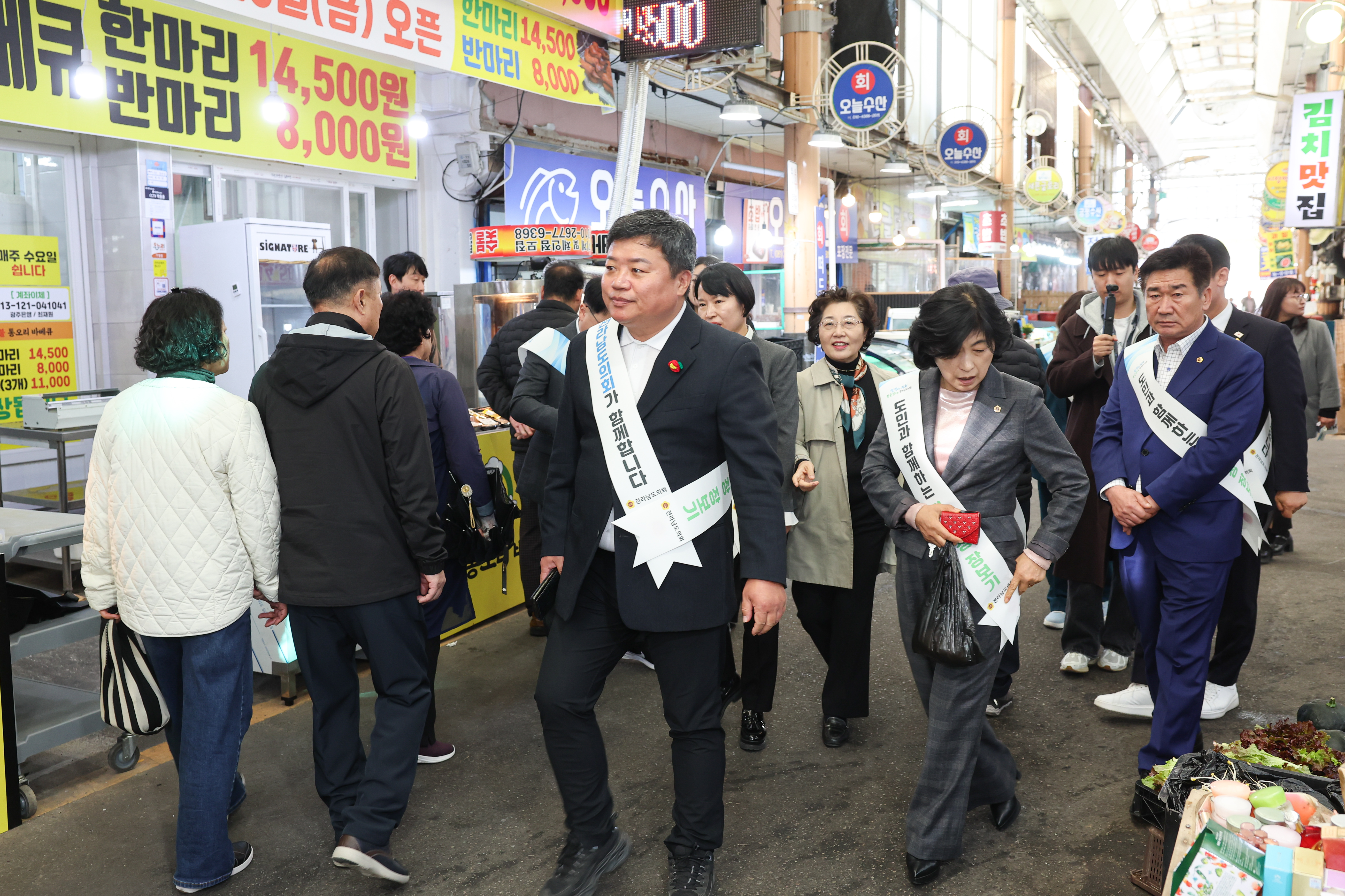 25년11월04일 기획행정위원회 전통시장 장보기 캠페인 (14)3