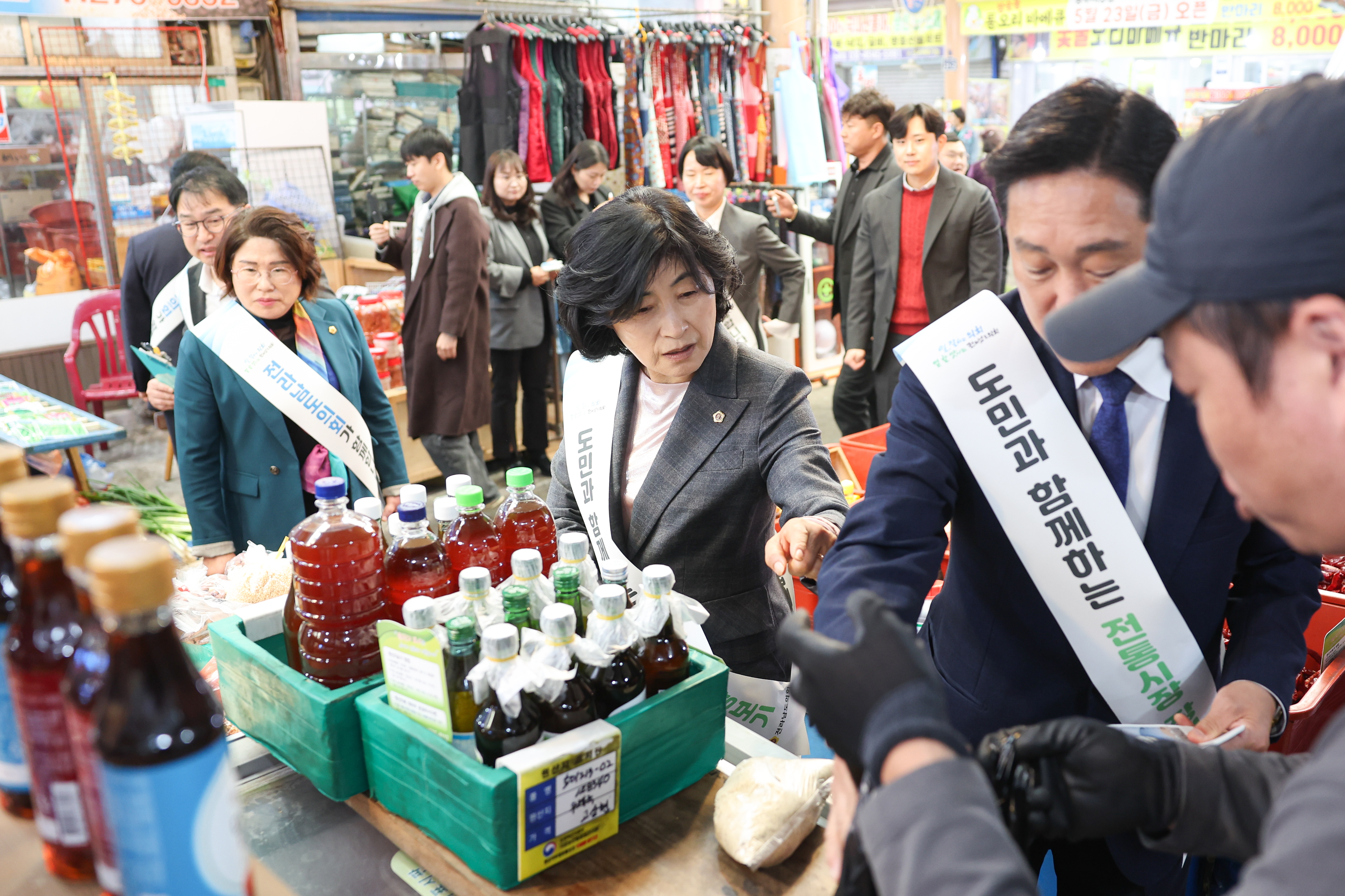 25년11월04일 기획행정위원회 전통시장 장보기 캠페인 (6)1