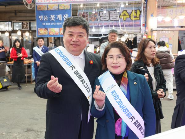 25년11월04일 기획행정위원회 전통시장 장보기 캠페인 (15) 1