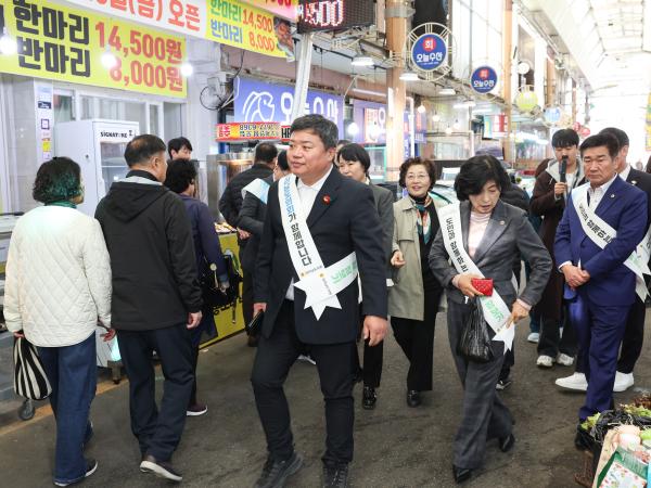 25년11월04일 기획행정위원회 전통시장 장보기 캠페인 (14) 7