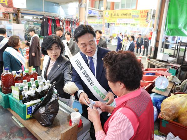 25년11월04일 기획행정위원회 전통시장 장보기 캠페인 (8) 6