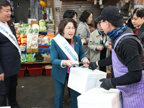 25년11월04일 기획행정위원회 전통시장 장보기 캠페인 (16) 5