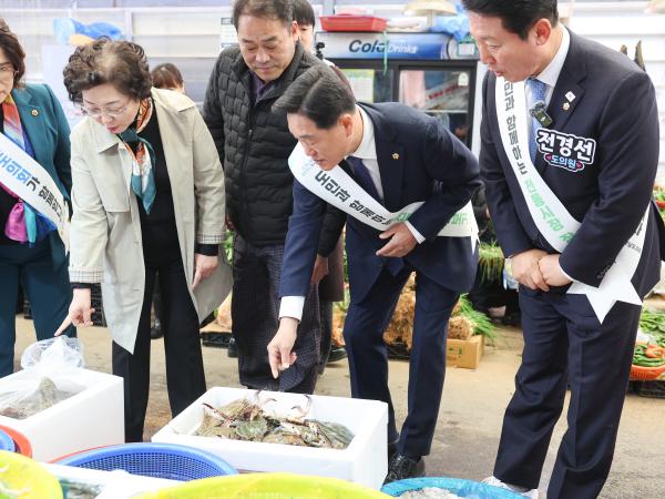 25년11월04일 기획행정위원회 전통시장 장보기 캠페인 (22) 5