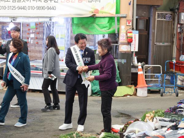 25년11월04일 기획행정위원회 전통시장 장보기 캠페인 (12) 4