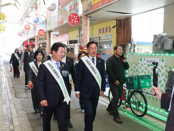 25년11월04일 기획행정위원회 전통시장 장보기 캠페인 (2) 8