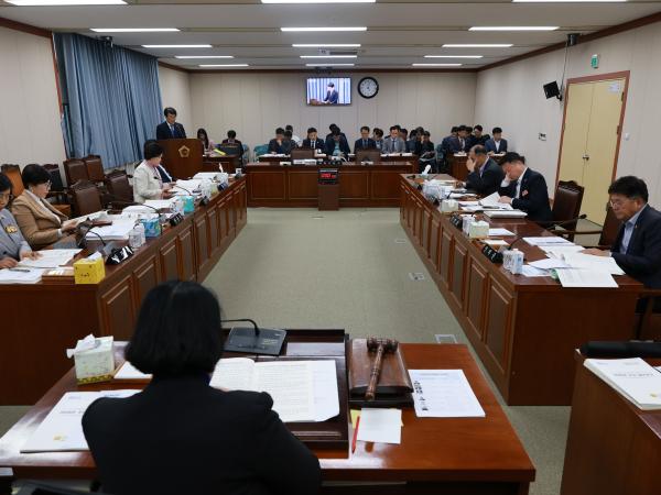 제395회 제2차 정례회 경제관광문화위원회 행정사무감사 첨부이미지 : 25년11월04일 제395회 제2차 정례회 경제관광문화위원회 행정사무감사 - 044.jpg