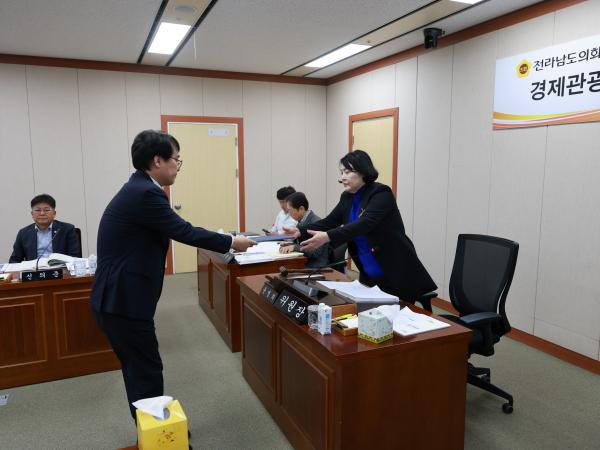 제395회 제2차 정례회 경제관광문화위원회 행정사무감사 첨부이미지 : 25년11월04일 제395회 제2차 정례회 경제관광문화위원회 행정사무감사 - 041.jpg