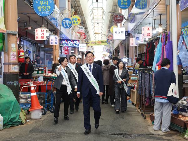 25년11월04일 기획행정위원회 전통시장 장보기 캠페인 (11) 7