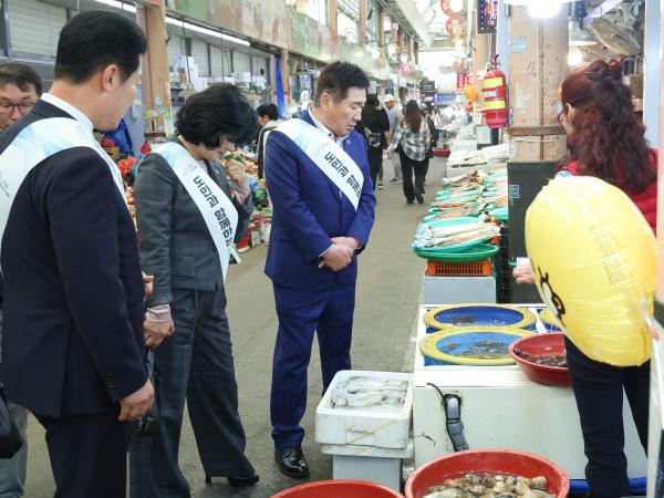 25년11월04일 기획행정위원회 전통시장 장보기 캠페인 (21) 4