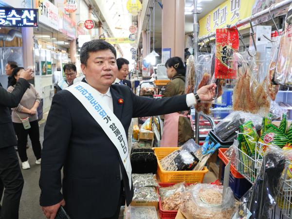 25년11월04일 기획행정위원회 전통시장 장보기 캠페인 (9) 4