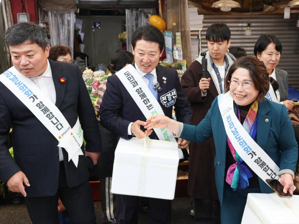 25년11월04일 기획행정위원회 전통시장 장보기 캠페인 (17) 4