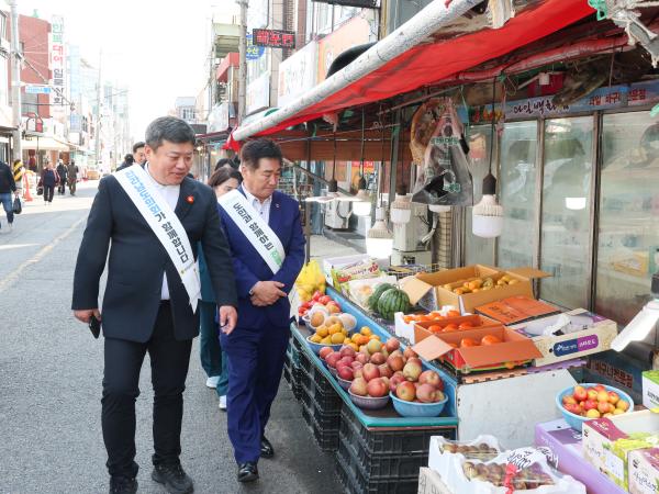 기획행정위원회 전통시장 장보기 캠페인 첨부이미지 : 25년11월04일 기획행정위원회 전통시장 장보기 캠페인 (28).jpg