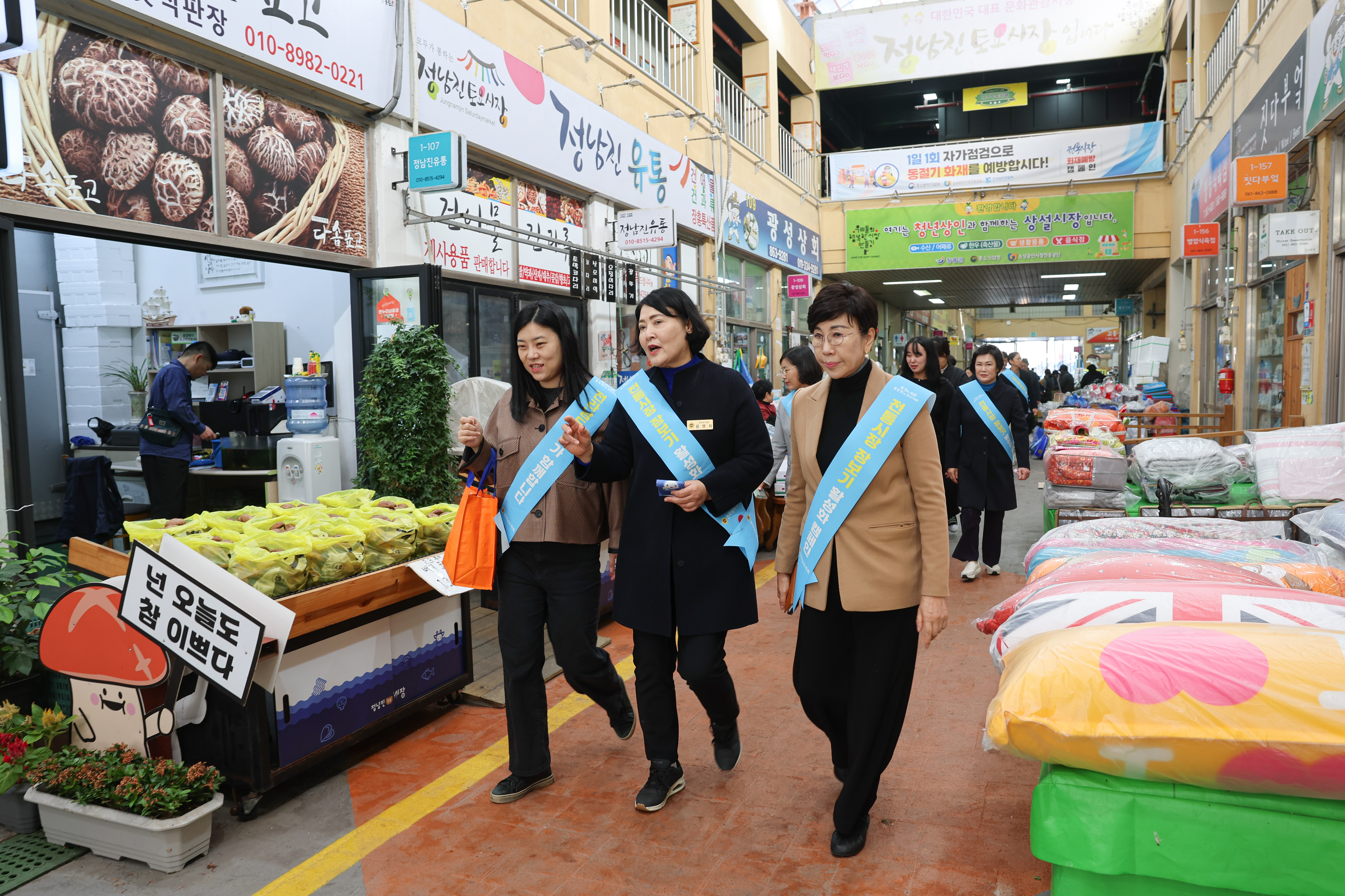 25년11월07일 경제관광문화위원회 전통시장 장보기 캠페인 (63)9