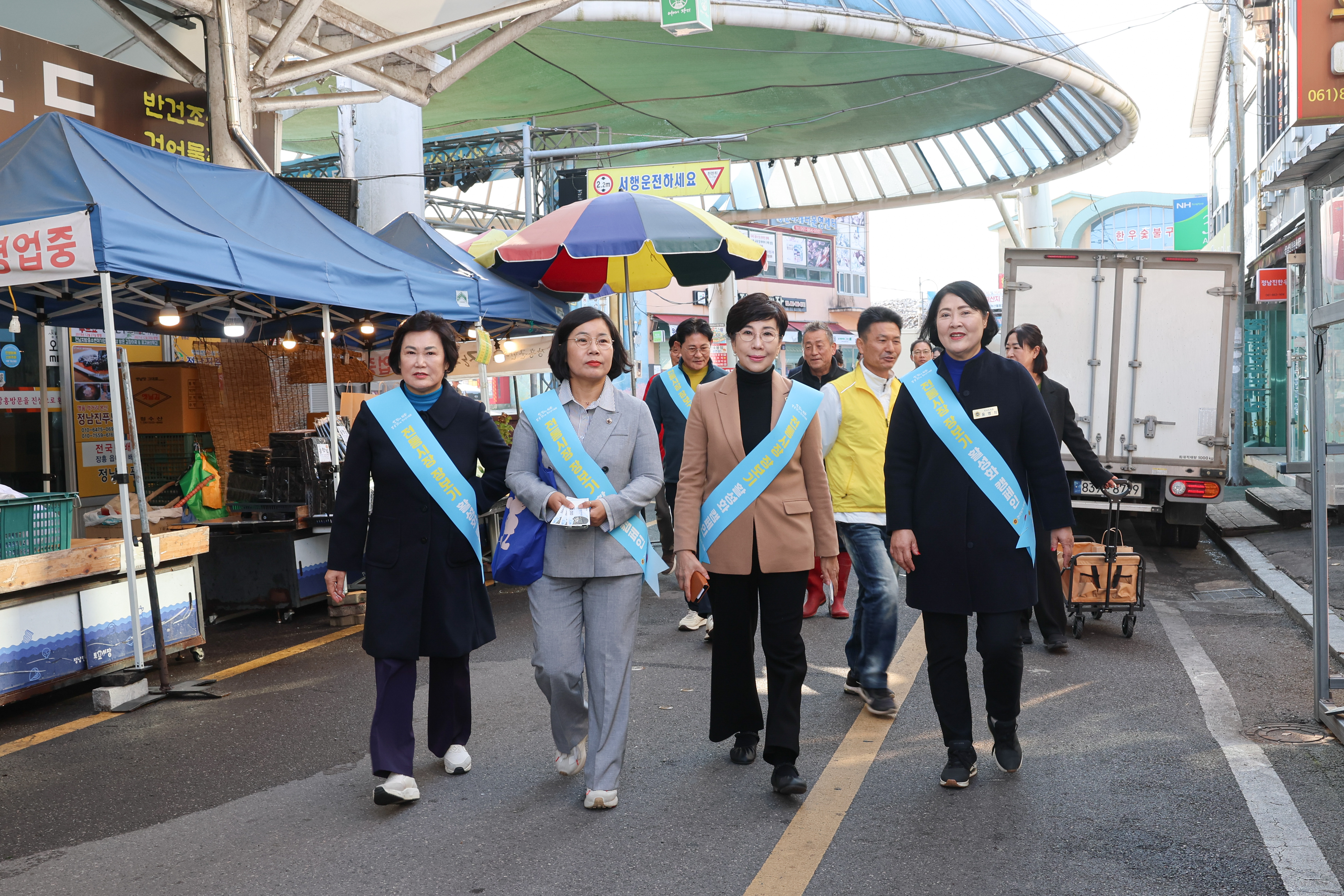 25년11월07일 경제관광문화위원회 전통시장 장보기 캠페인 (7)2
