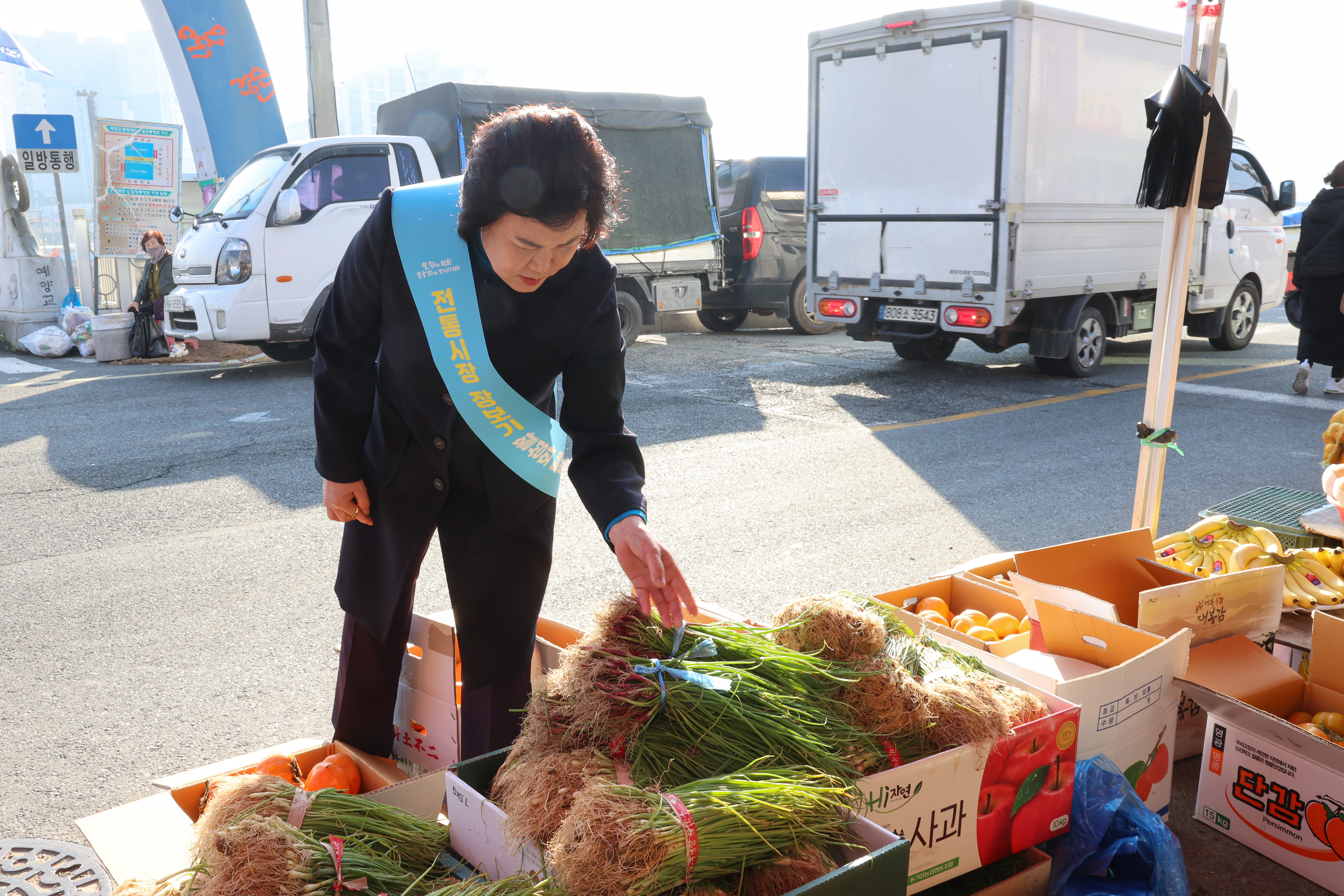 25년11월07일 경제관광문화위원회 전통시장 장보기 캠페인 (3)4