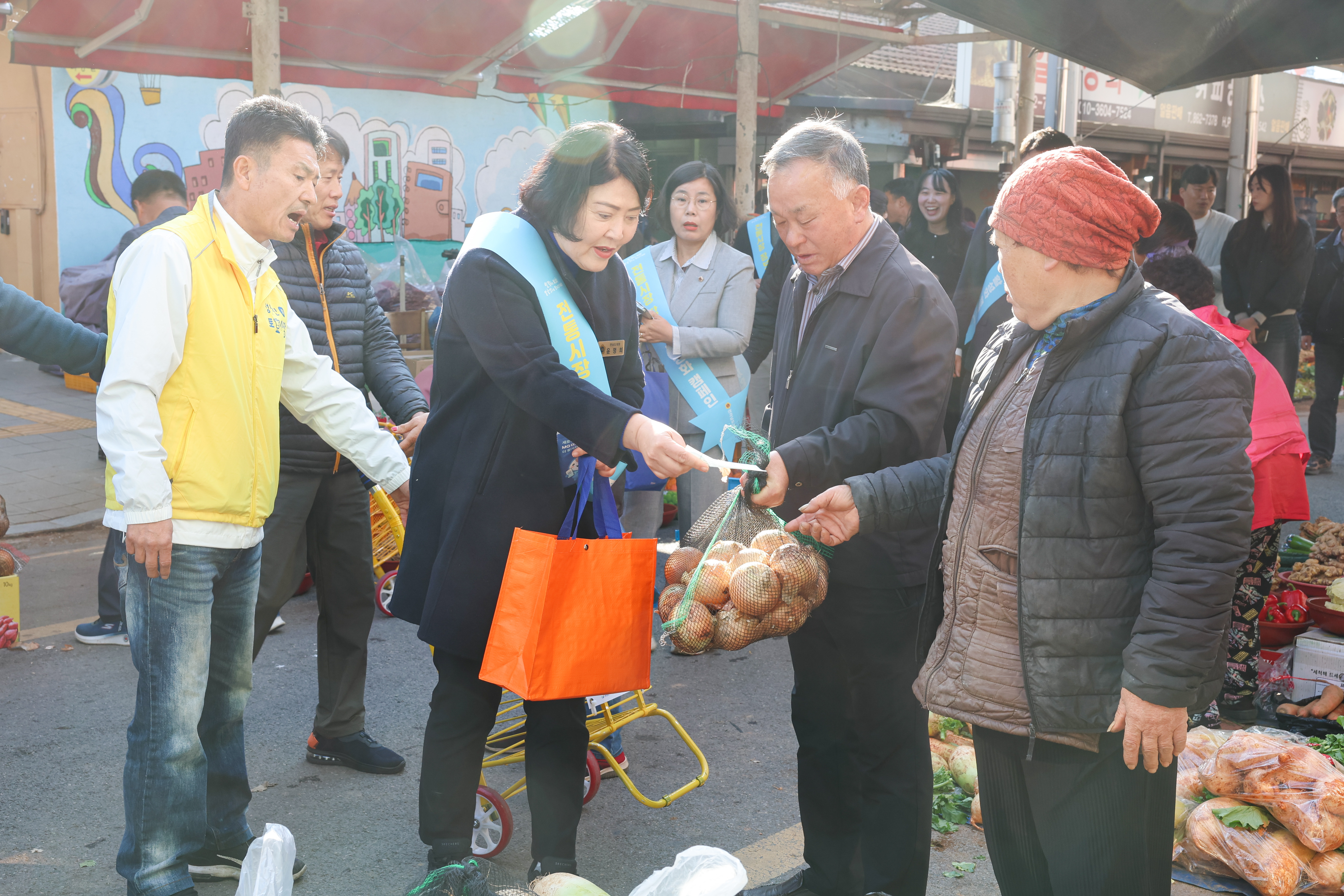 25년11월07일 경제관광문화위원회 전통시장 장보기 캠페인 (16)4