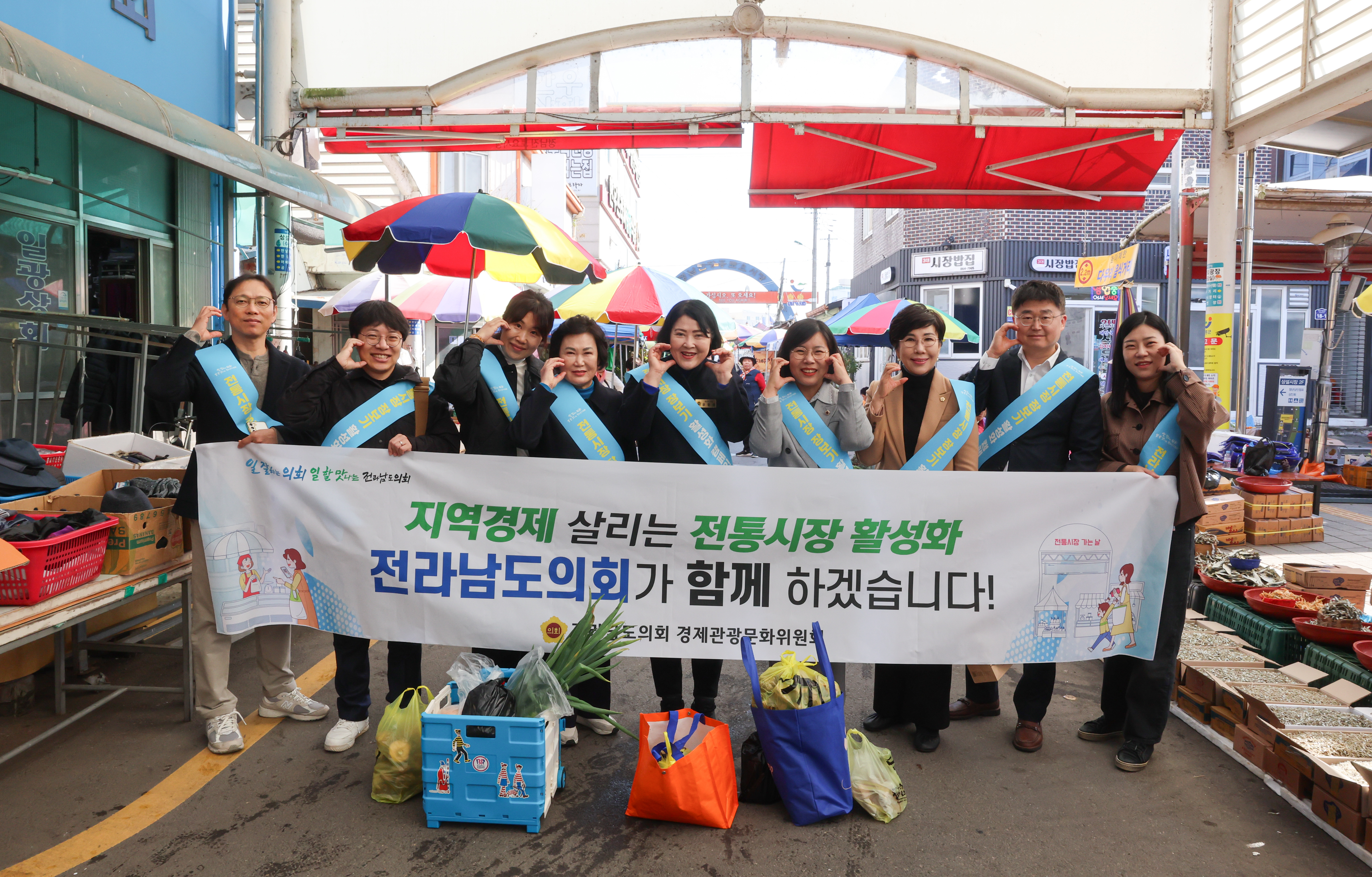 25년11월07일 경제관광문화위원회 전통시장 장보기 캠페인 (71)7