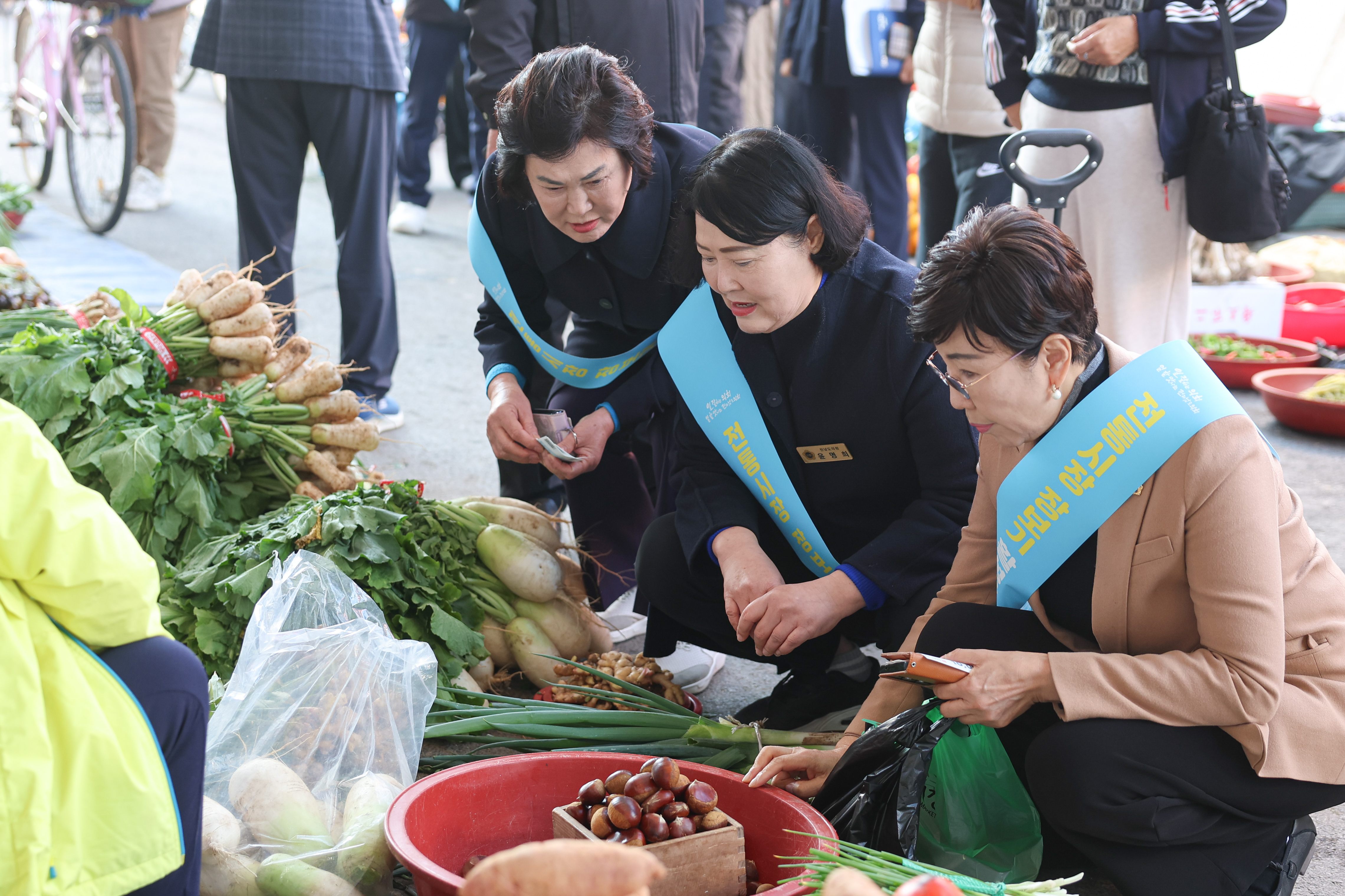 25년11월07일 경제관광문화위원회 전통시장 장보기 캠페인 (33)1