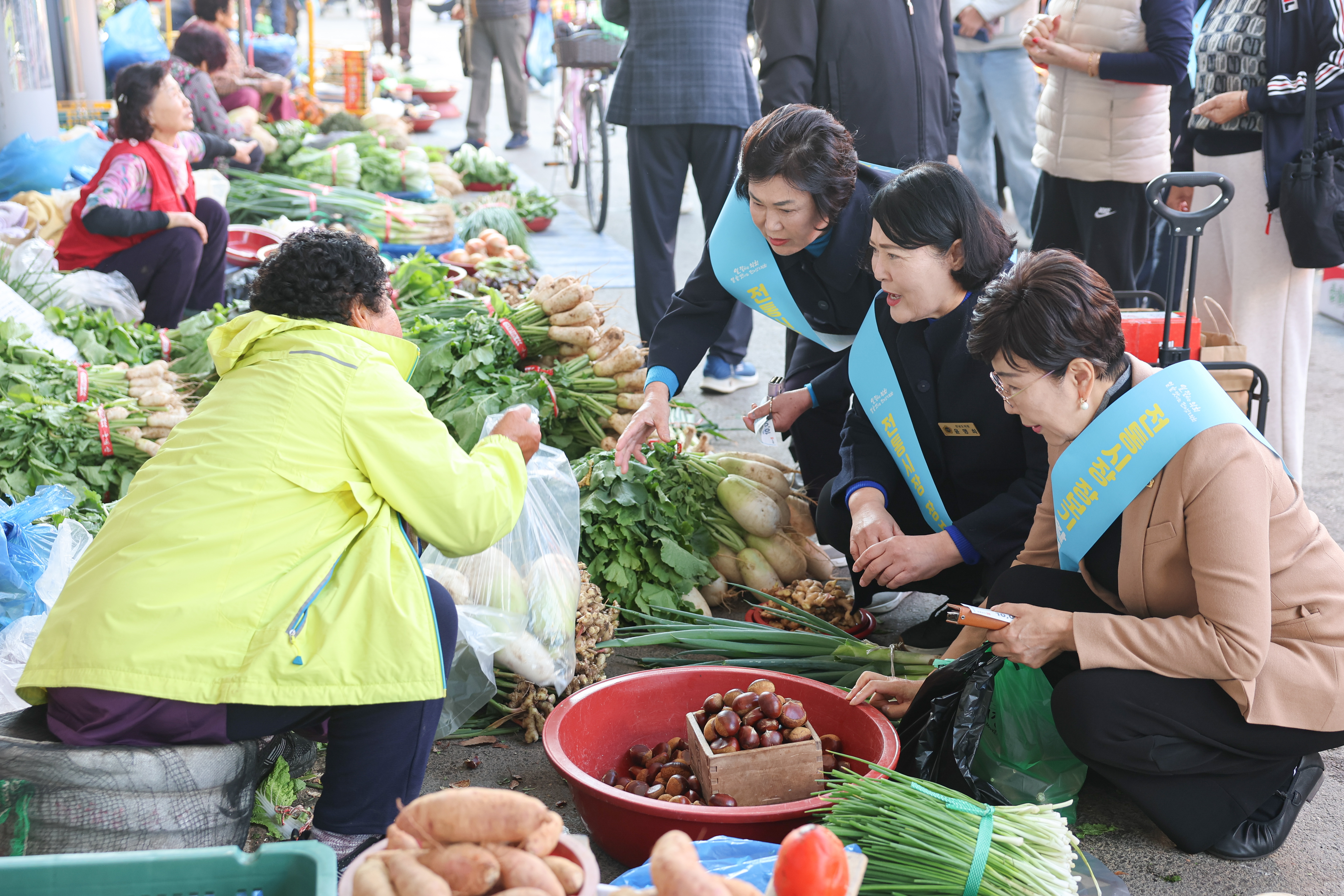 25년11월07일 경제관광문화위원회 전통시장 장보기 캠페인 (34)8
